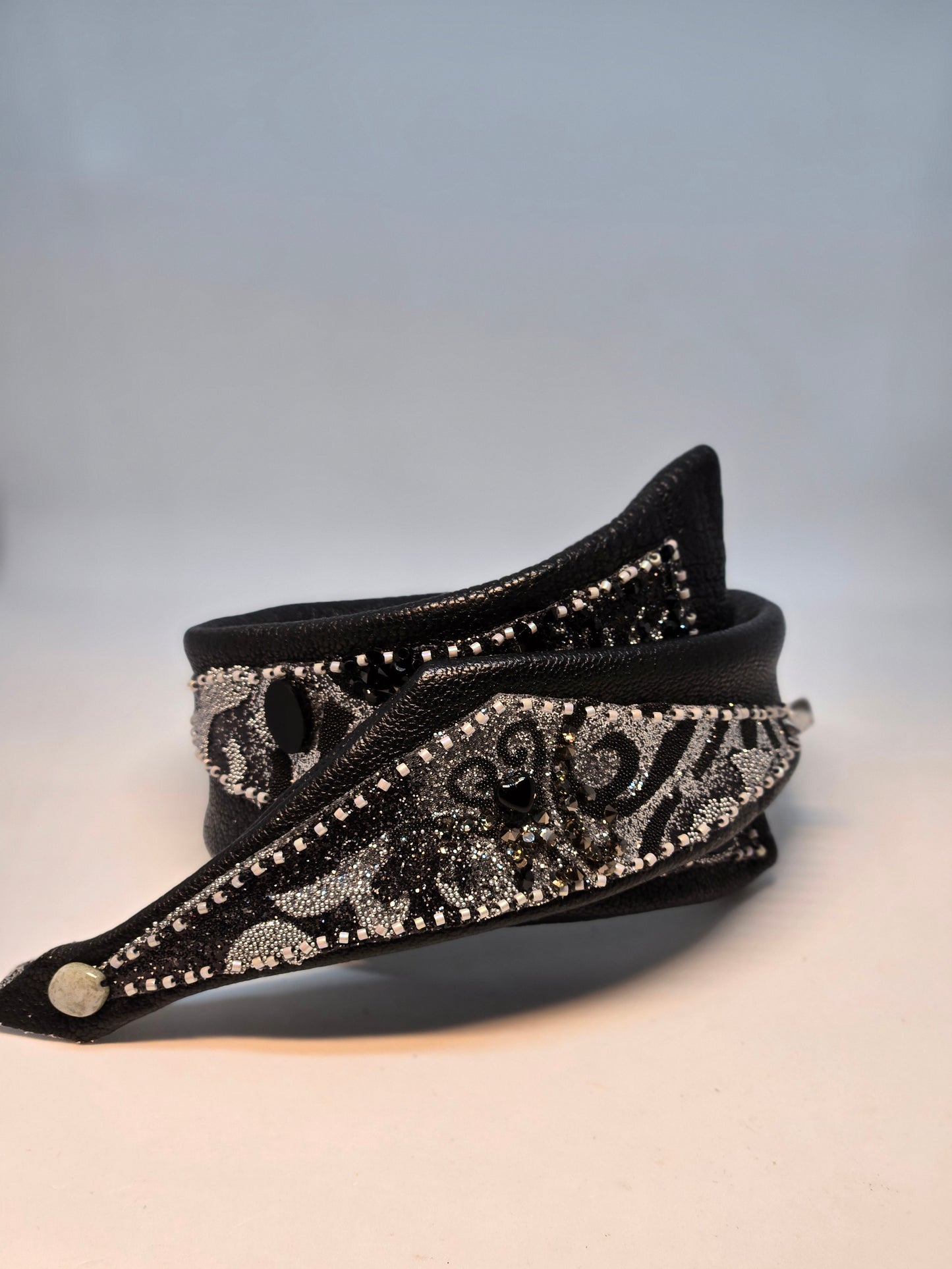 BRACCIALE in Pelle Nera Handmade con Perline