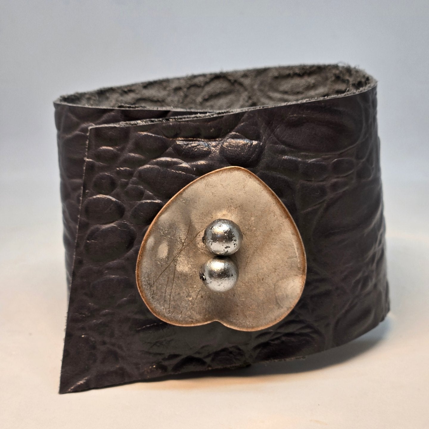 Bracelet gris avec fermoir en forme de cœur