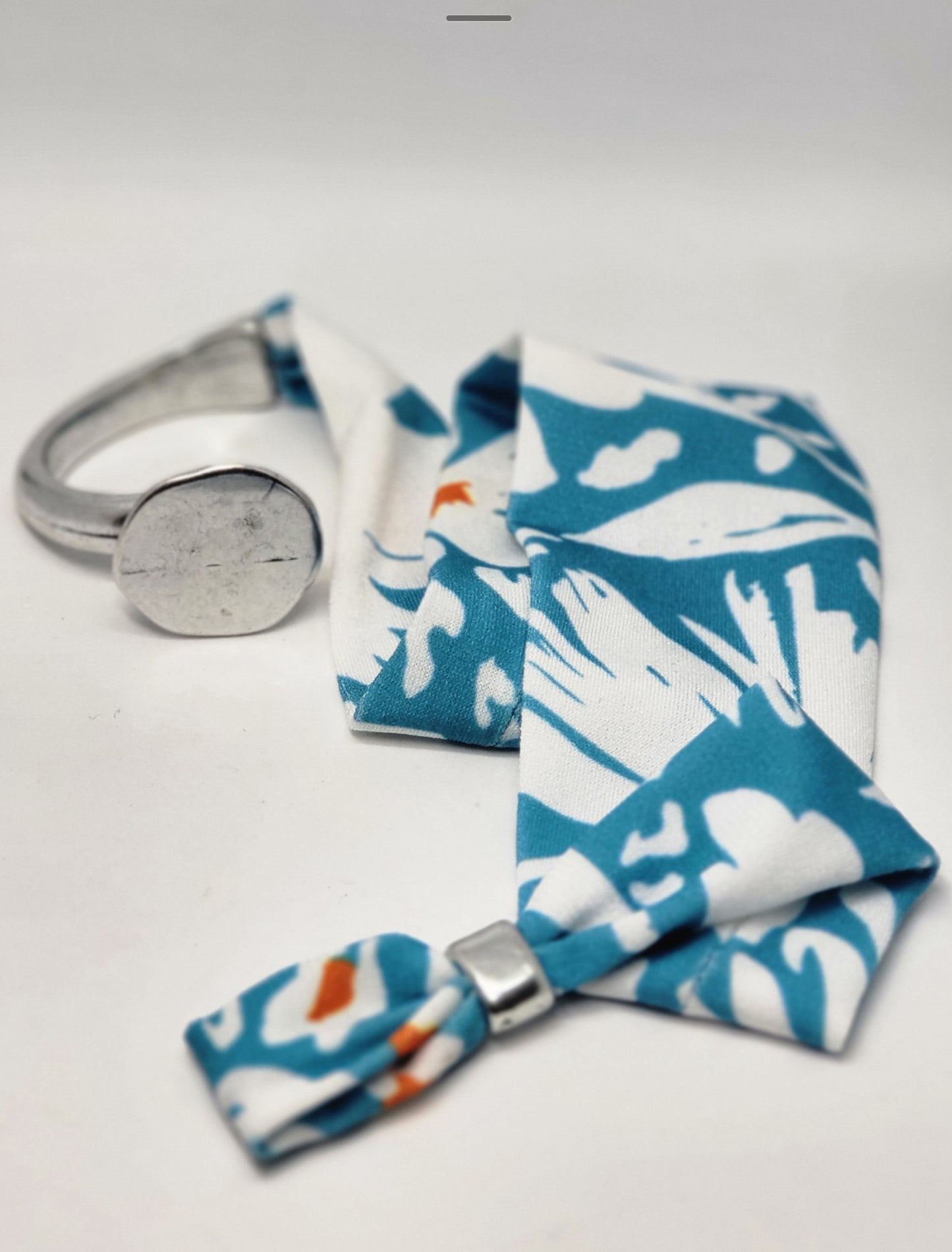 Semi-rigid bracelet