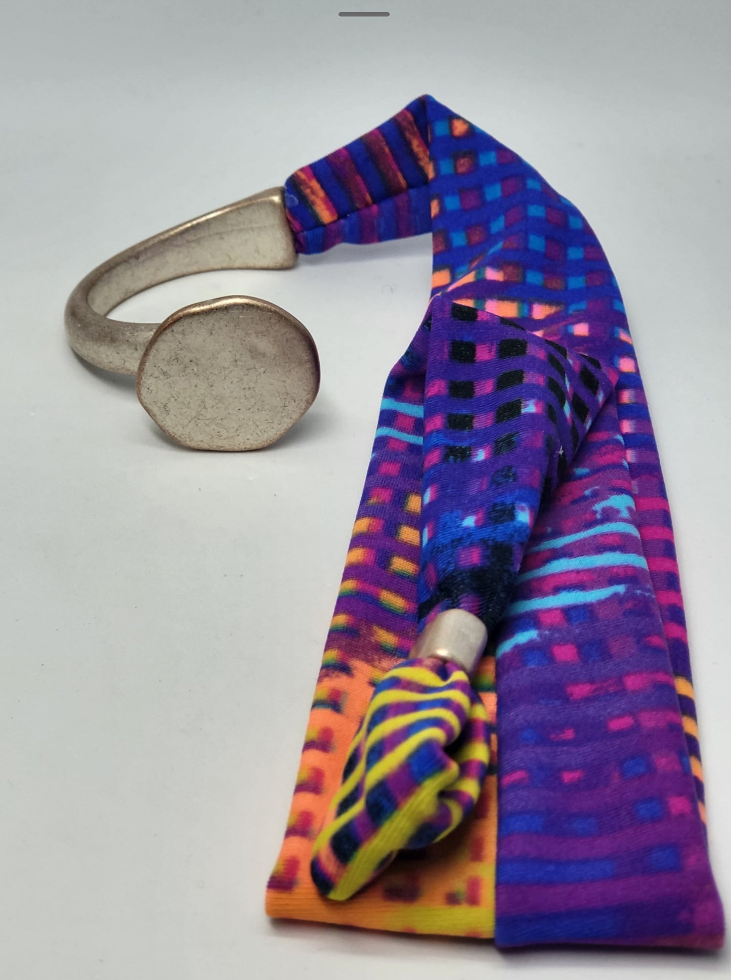 Semi-rigid bracelet