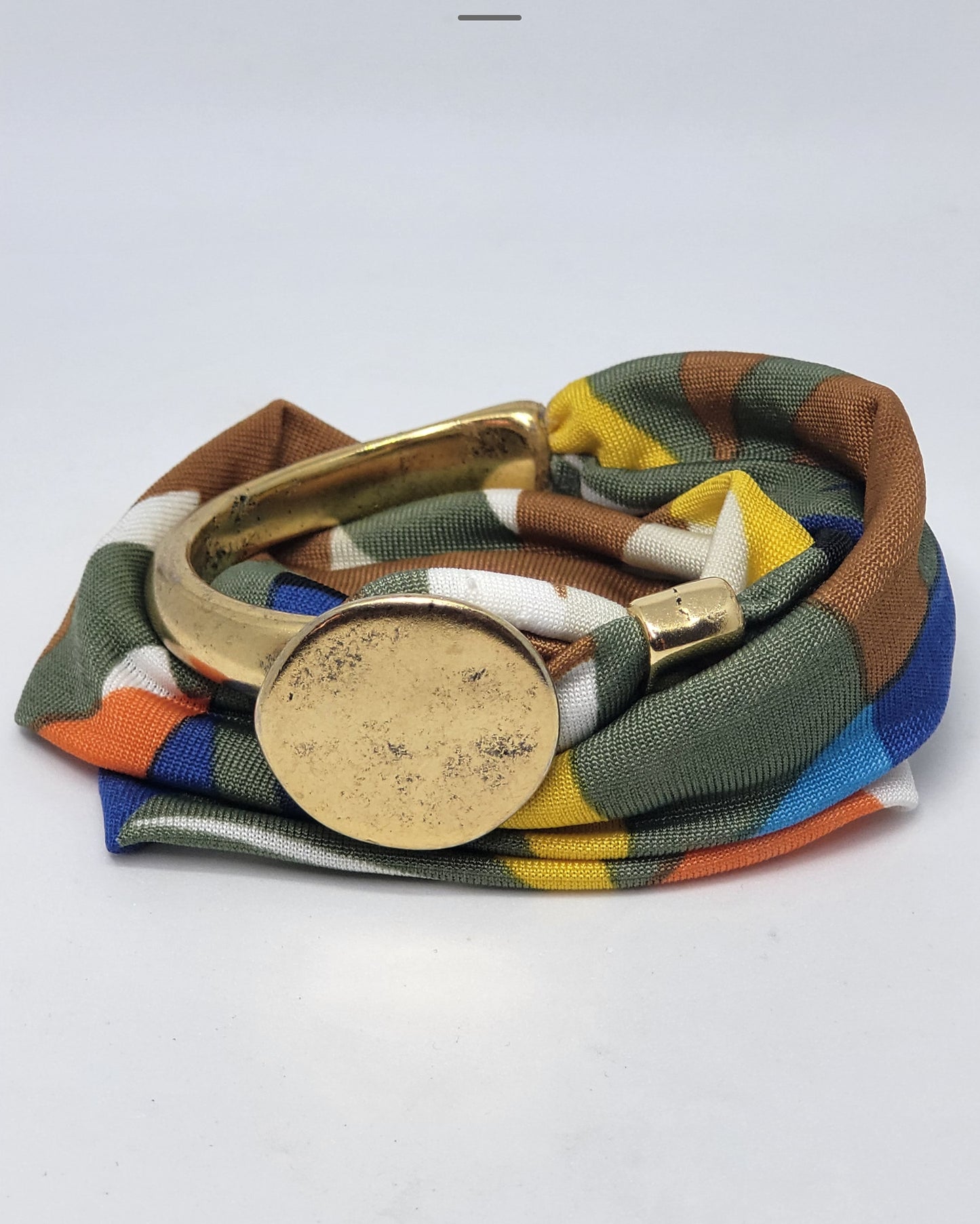 Semi-rigid bracelet
