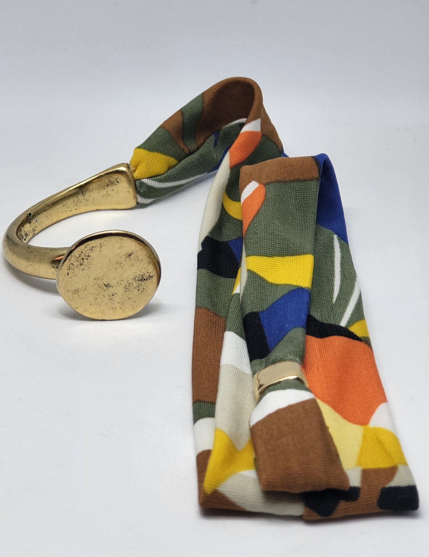 Semi-rigid bracelet