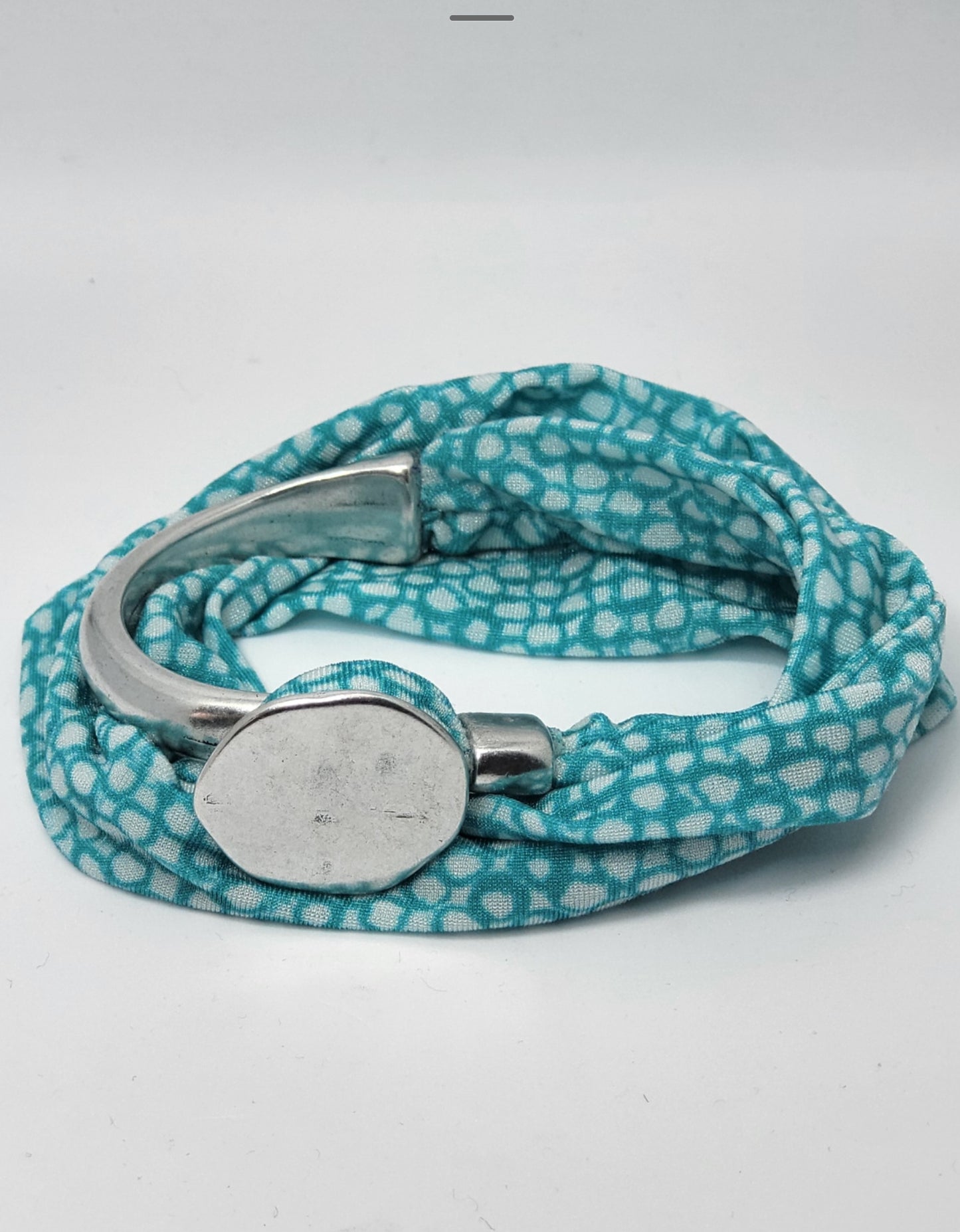 Semi-rigid bracelet