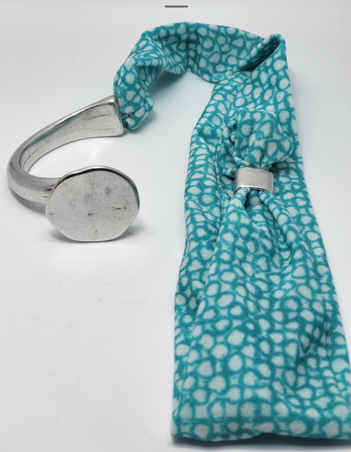 Semi-rigid bracelet
