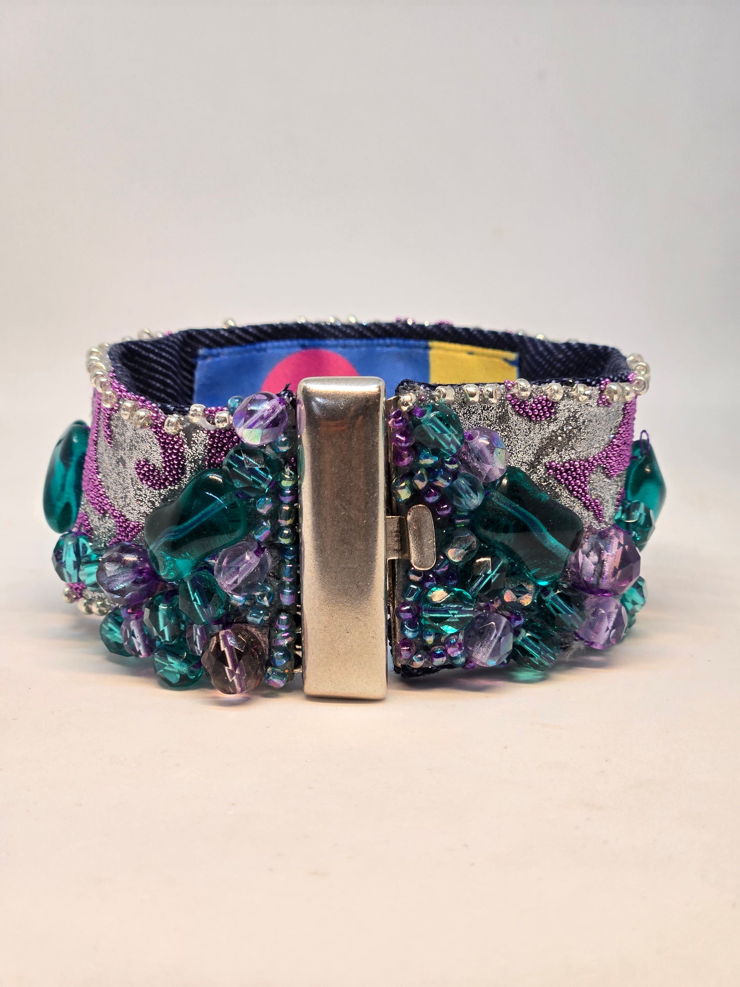Élégance denim, motif arabesque en lilas et vert aqua