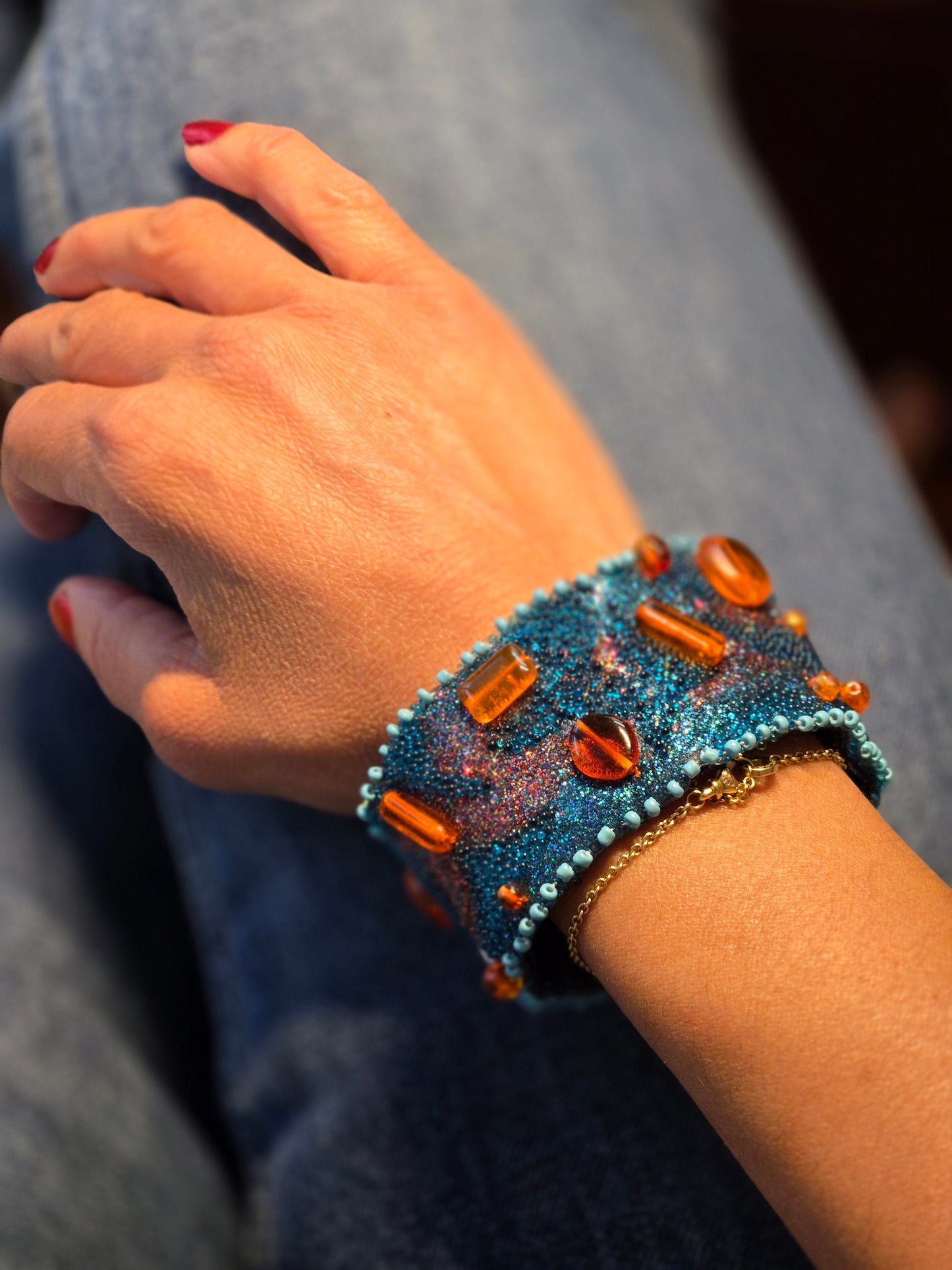 Bracelet Élégance en denim, motif arabesque turquoise et orange