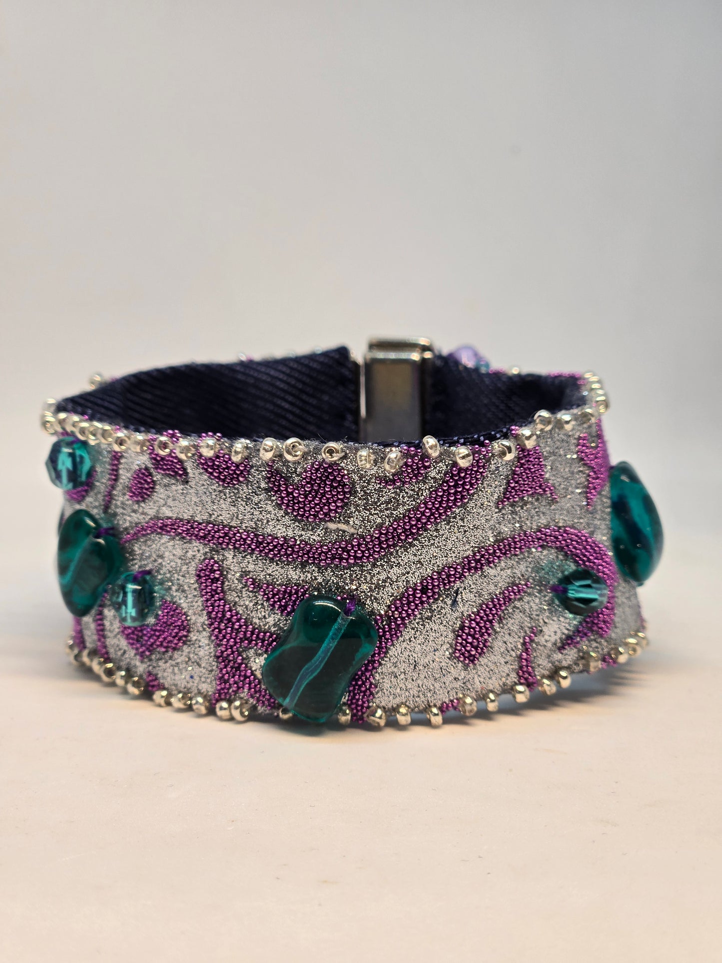 Élégance denim, motif arabesque en lilas et vert aqua