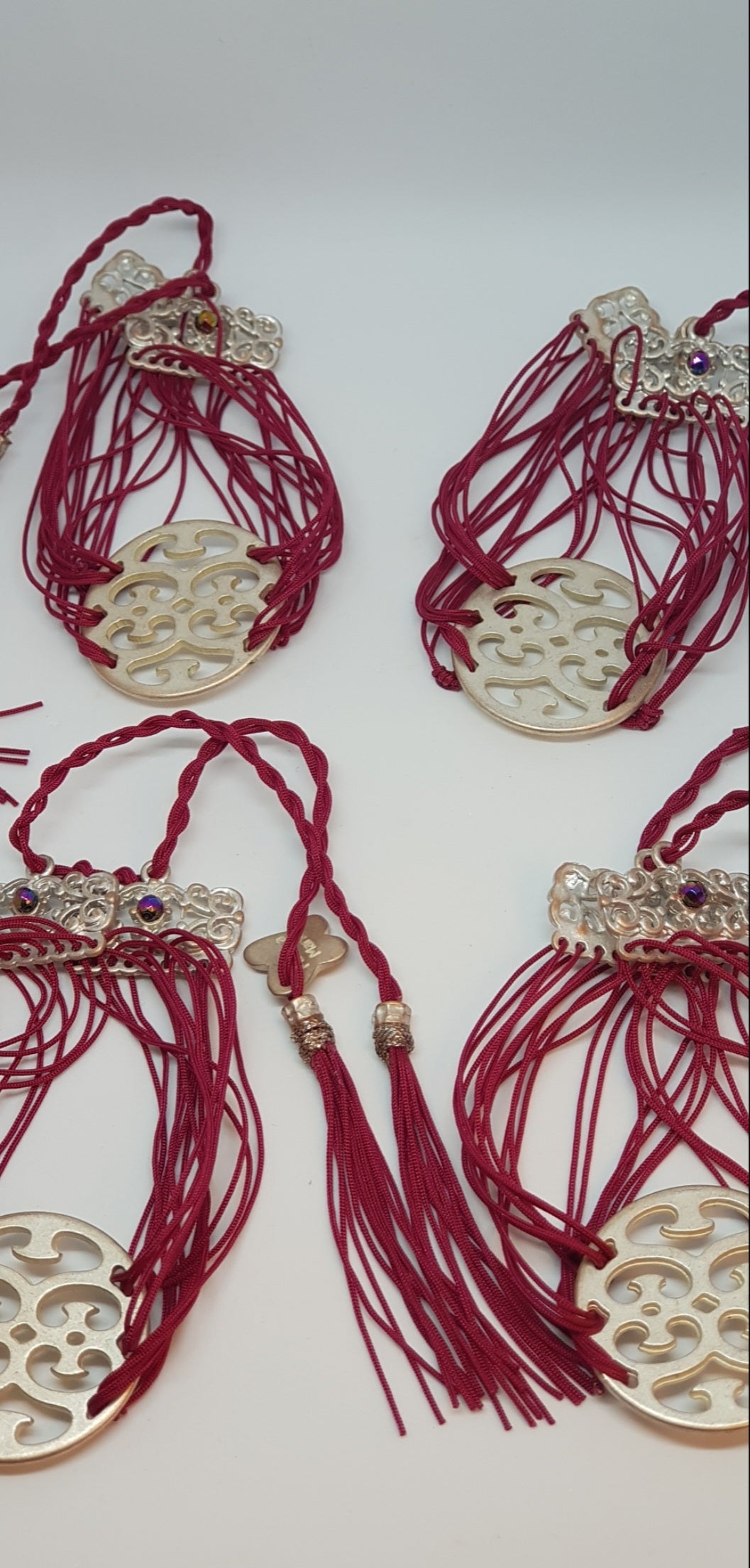 025 - Bracelet rouge avec médaille Arabesque