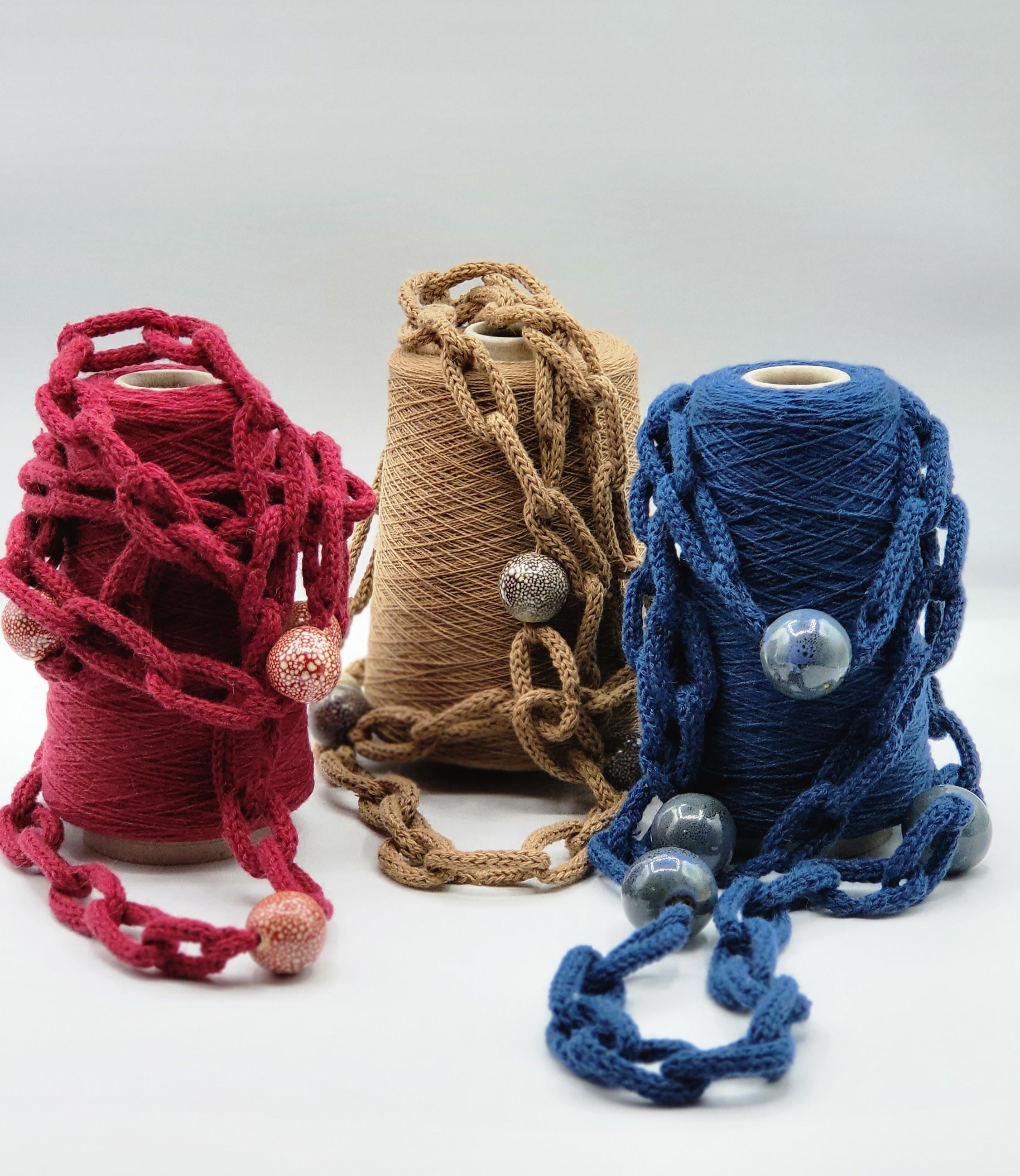 COLLANA in filato di cammello blu