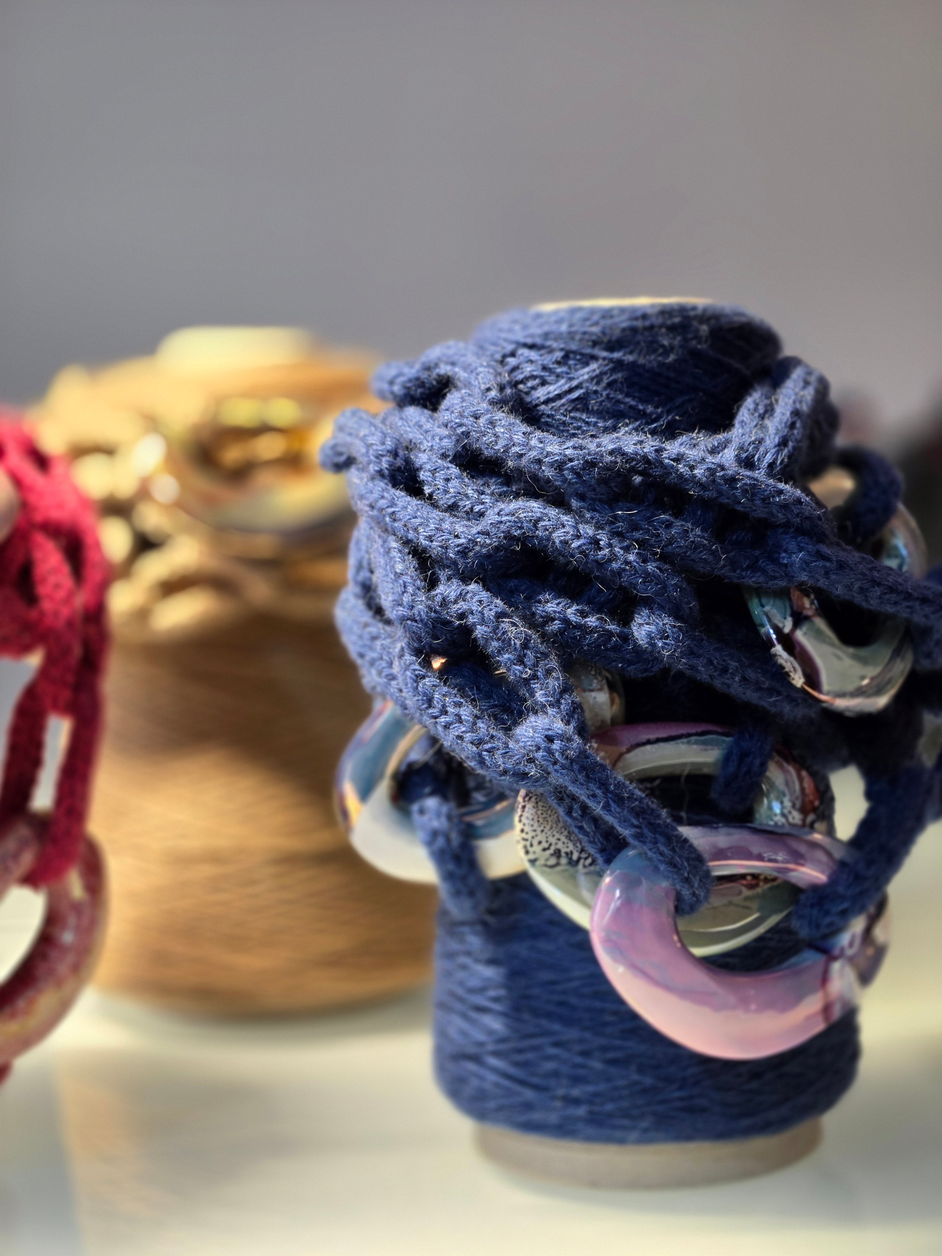 COLLANA Catena in Lana di Cammello con Anelli in Ceramica