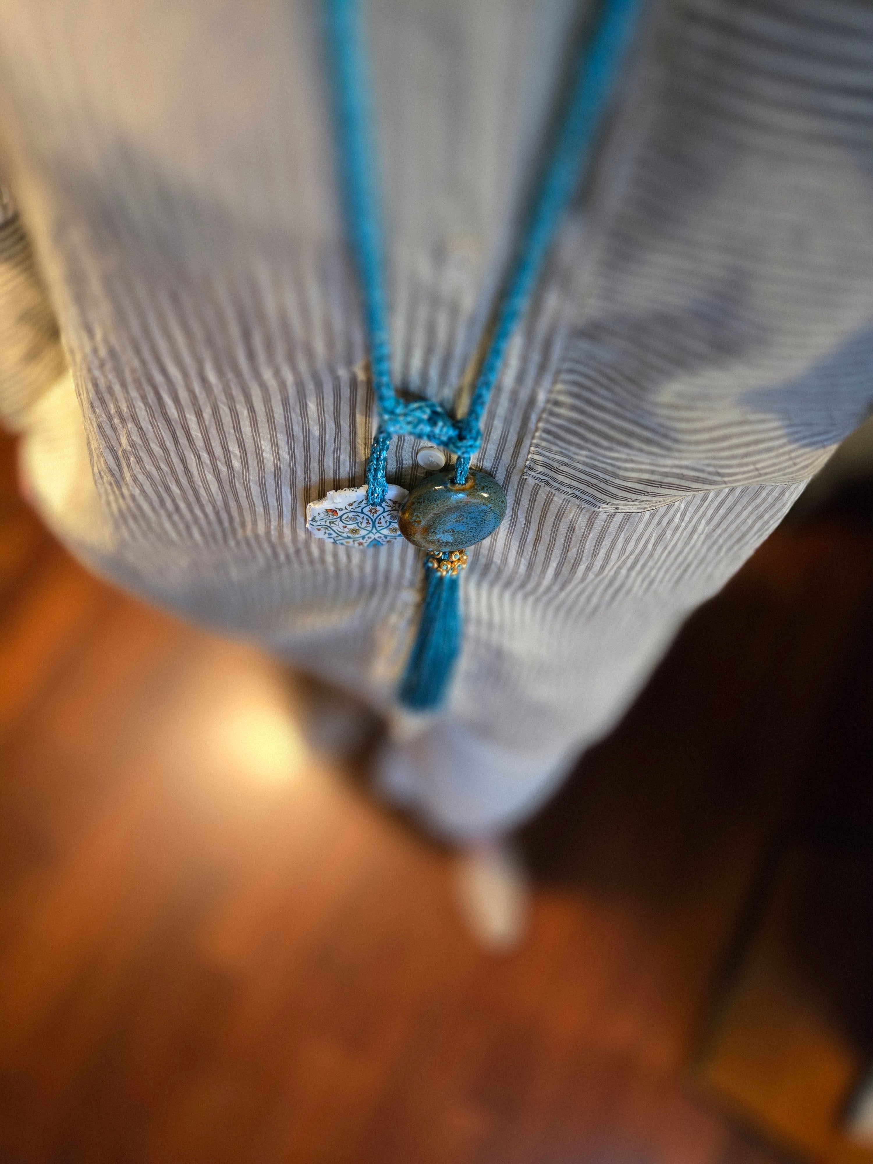 Collier artisanal avec pendentif en céramique et pompon