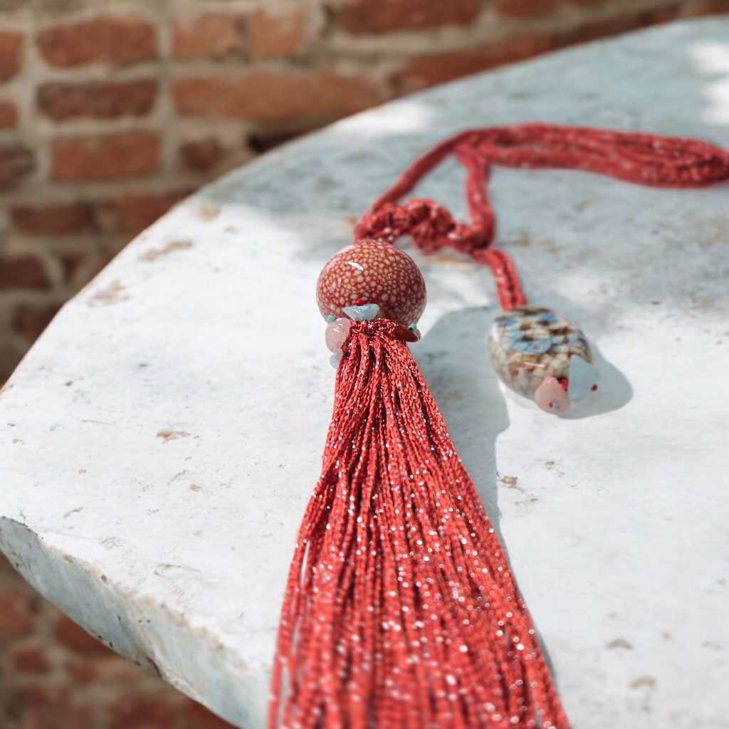 Collier artisanal avec pendentif en céramique et pompon