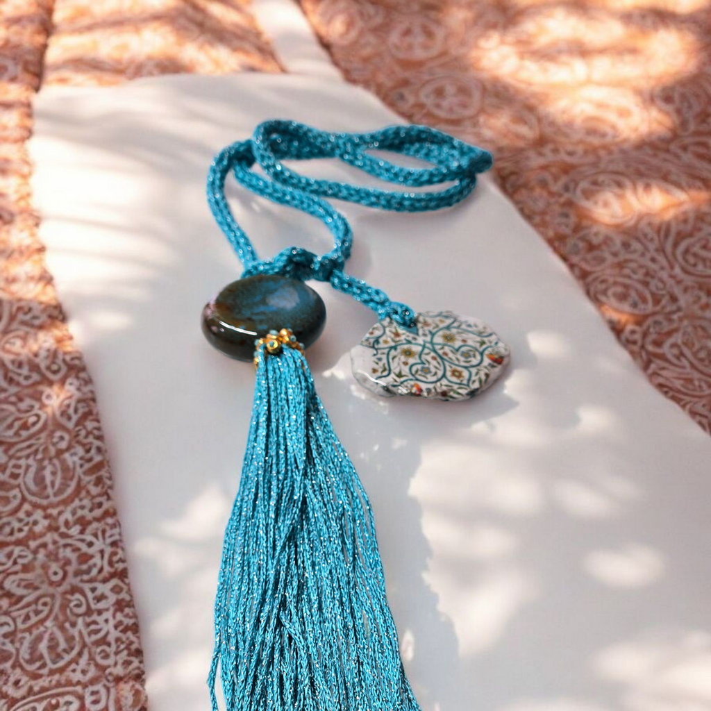 Collier artisanal avec pendentif en céramique et pompon