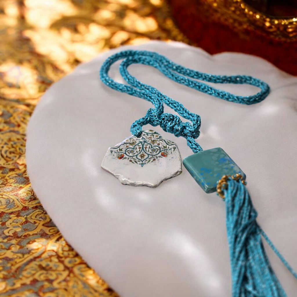 Collier artisanal avec pendentif en céramique et pompon