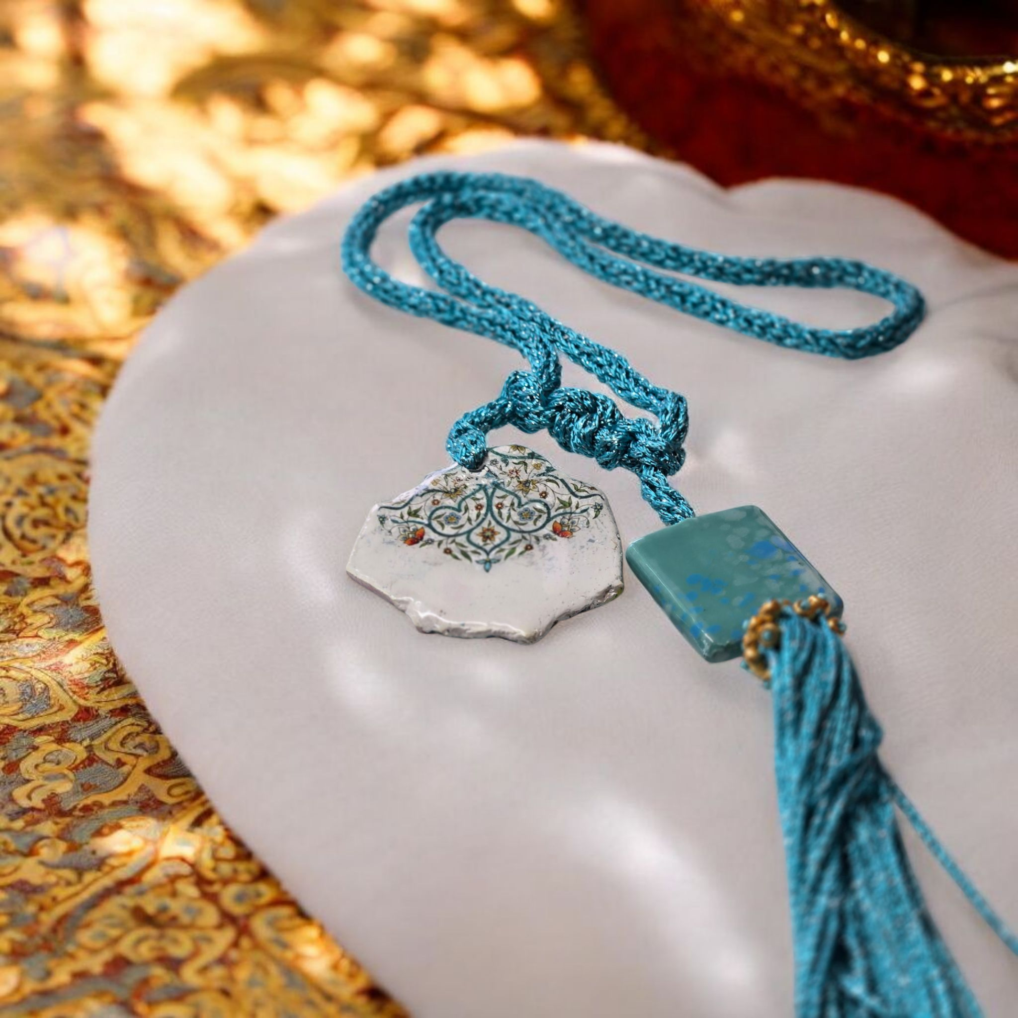 COLLANA artigianale con ciondolo in ceramica e nappina