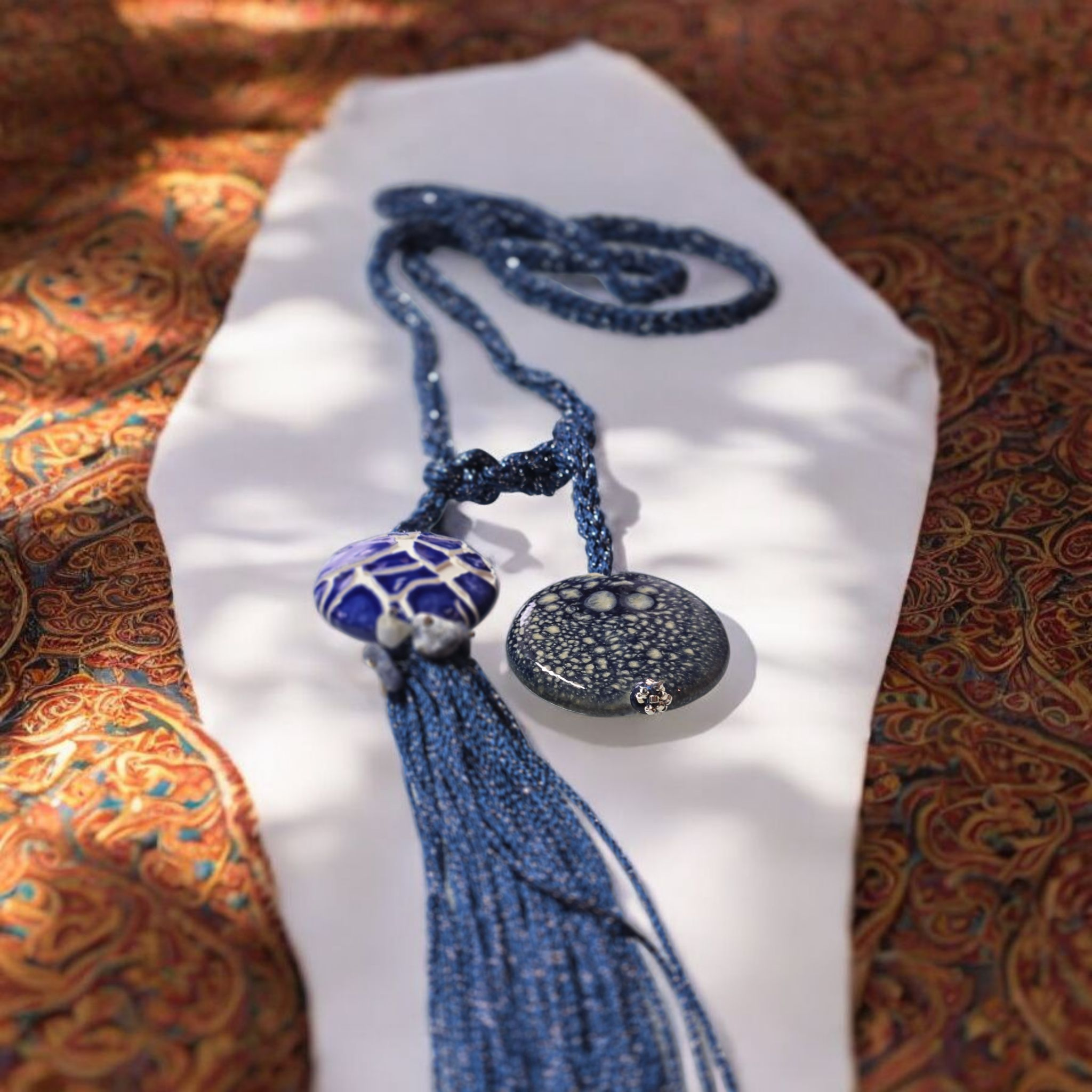 COLLANA artigianale con ciondolo in ceramica e nappina