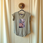 T-shirt orné de broderies arabesques et de perles scintillantes