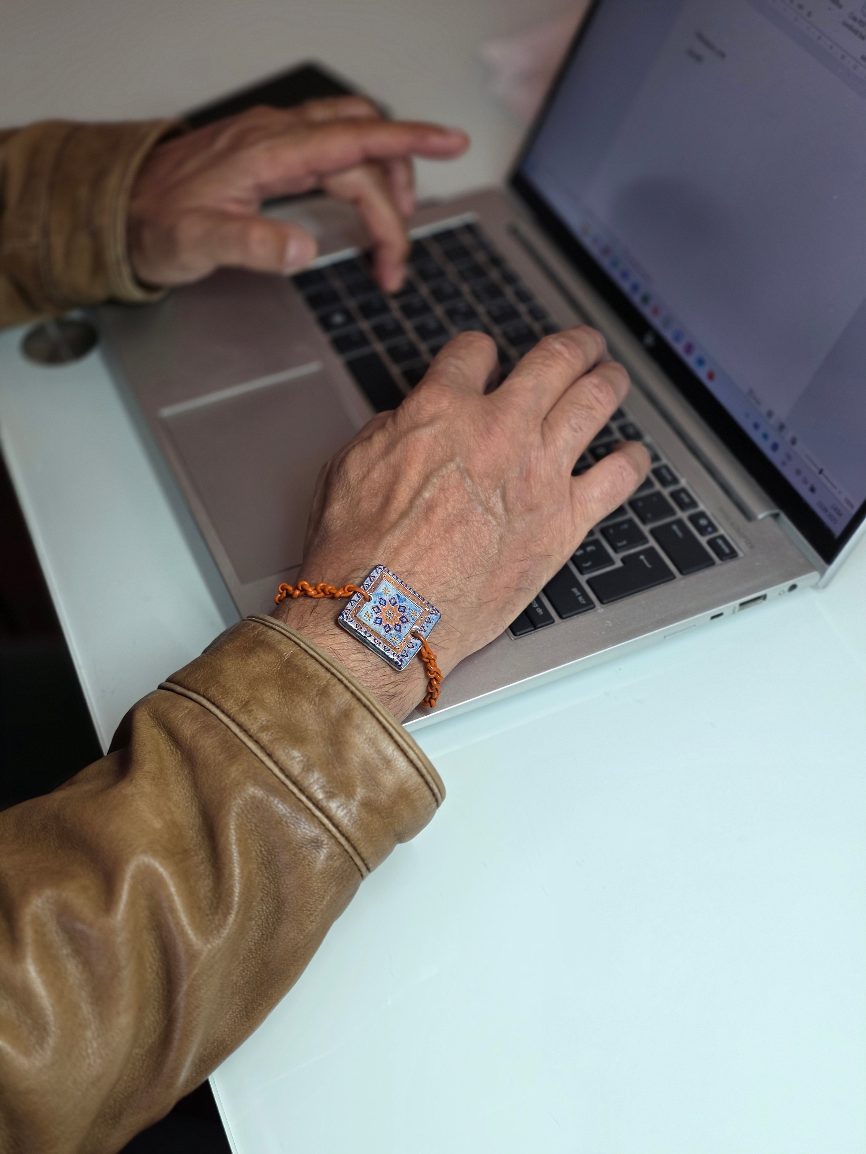 🧿 Bracciale Zellidj algerino in pelle da uomo
La conquista dello stile e della tradizione