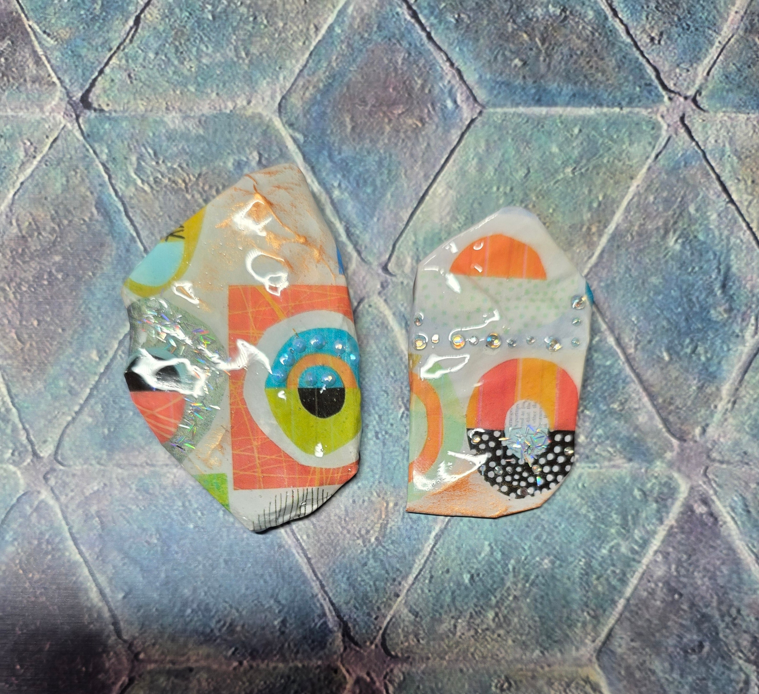 Orecchini Asimmetrici con Perline e Design Astratto