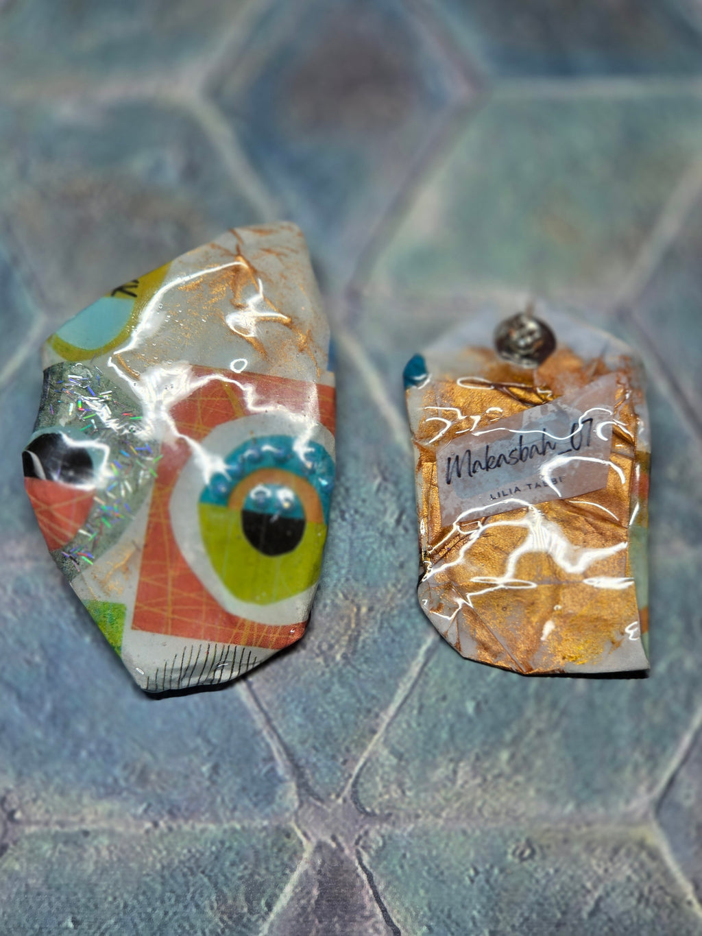 Orecchini Asimmetrici con Perline e Design Astratto