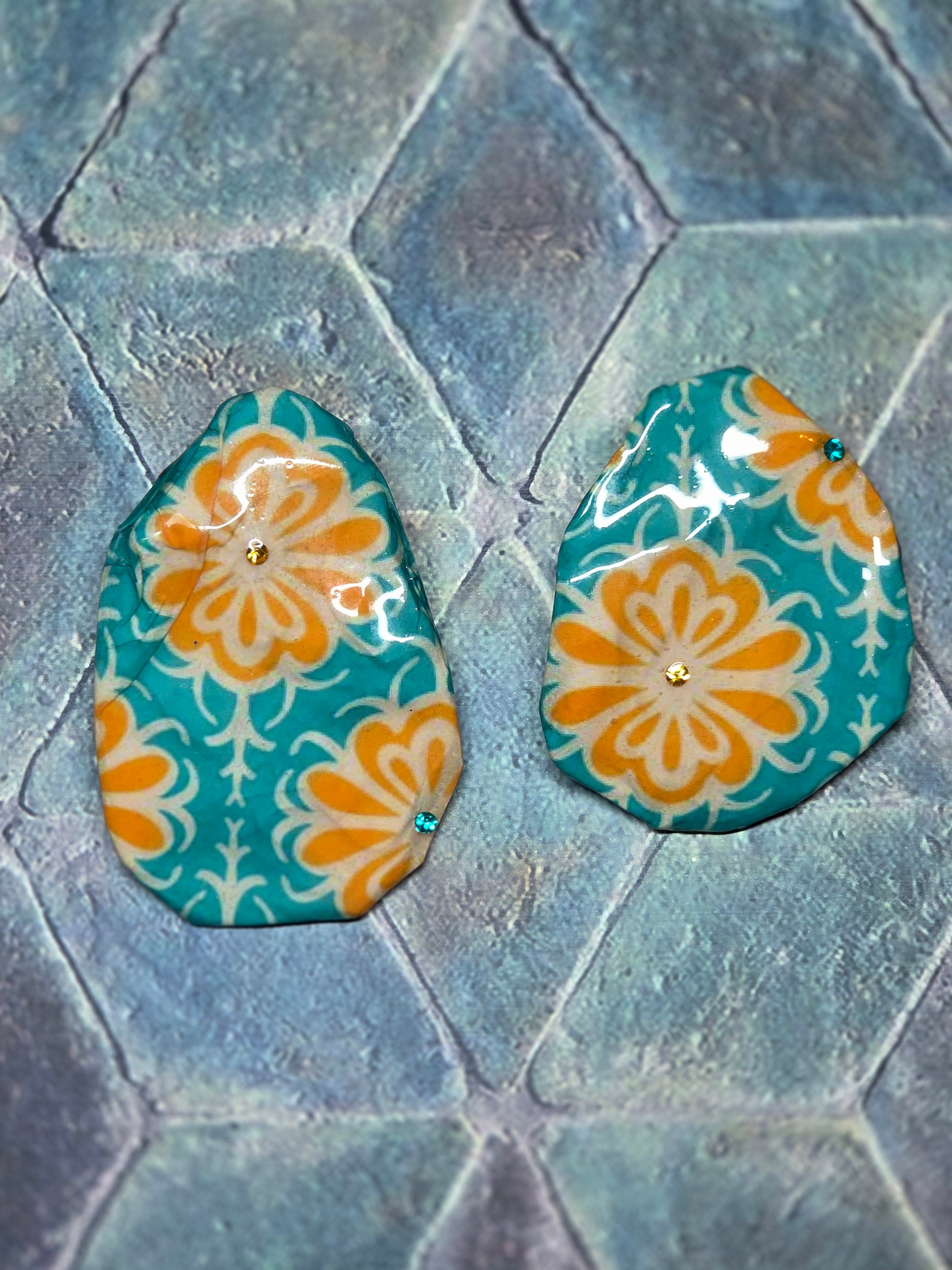 Orecchini Asimmetrici con Perline e Design Astratto