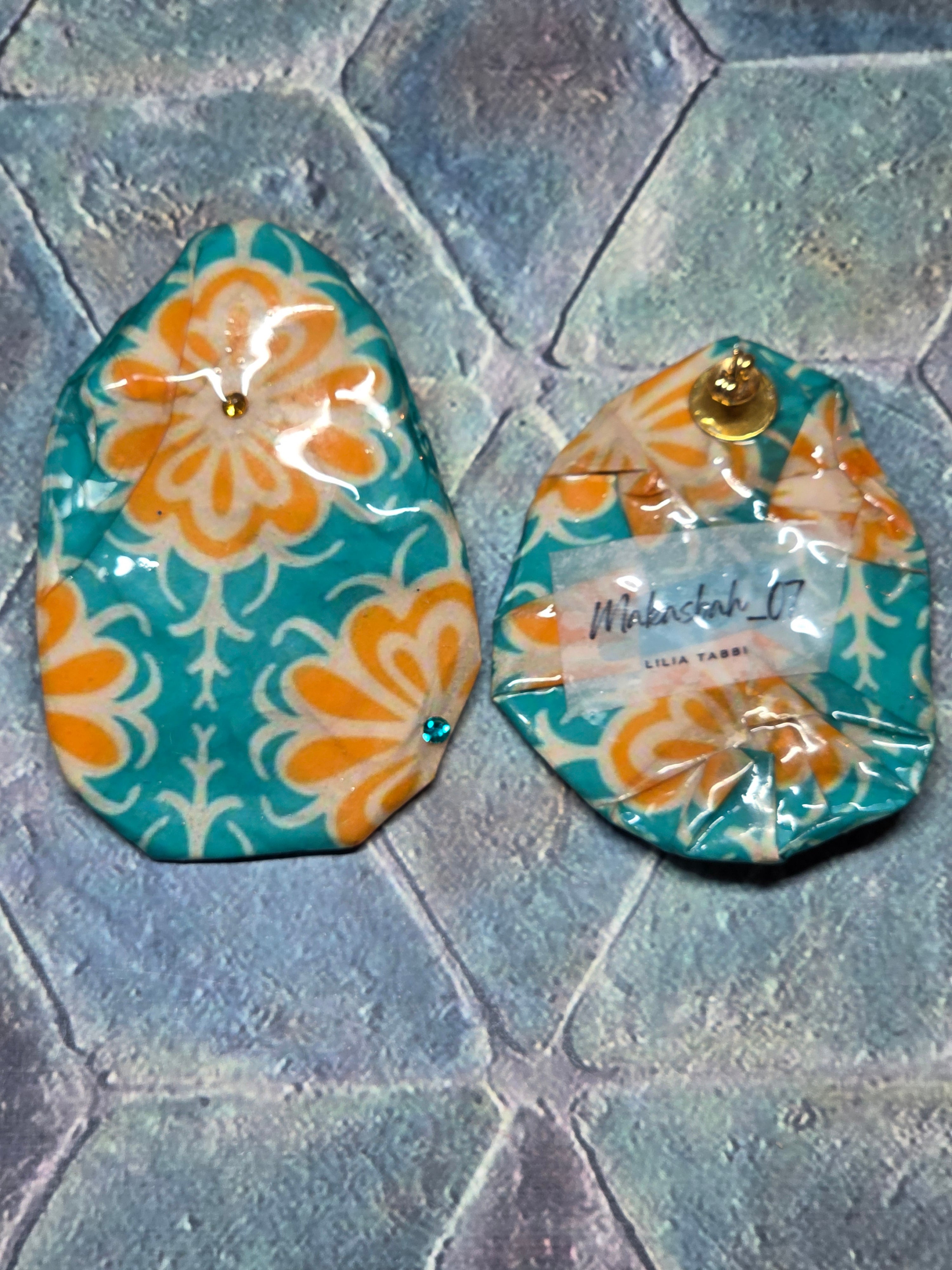 Orecchini Asimmetrici con Perline e Design Astratto