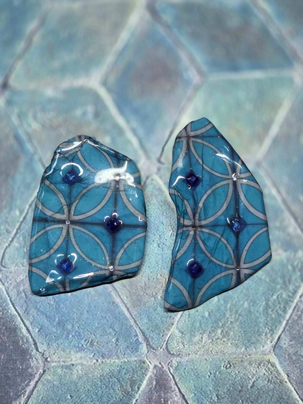 Orecchini Asimmetrici con Perline e Design Astratto