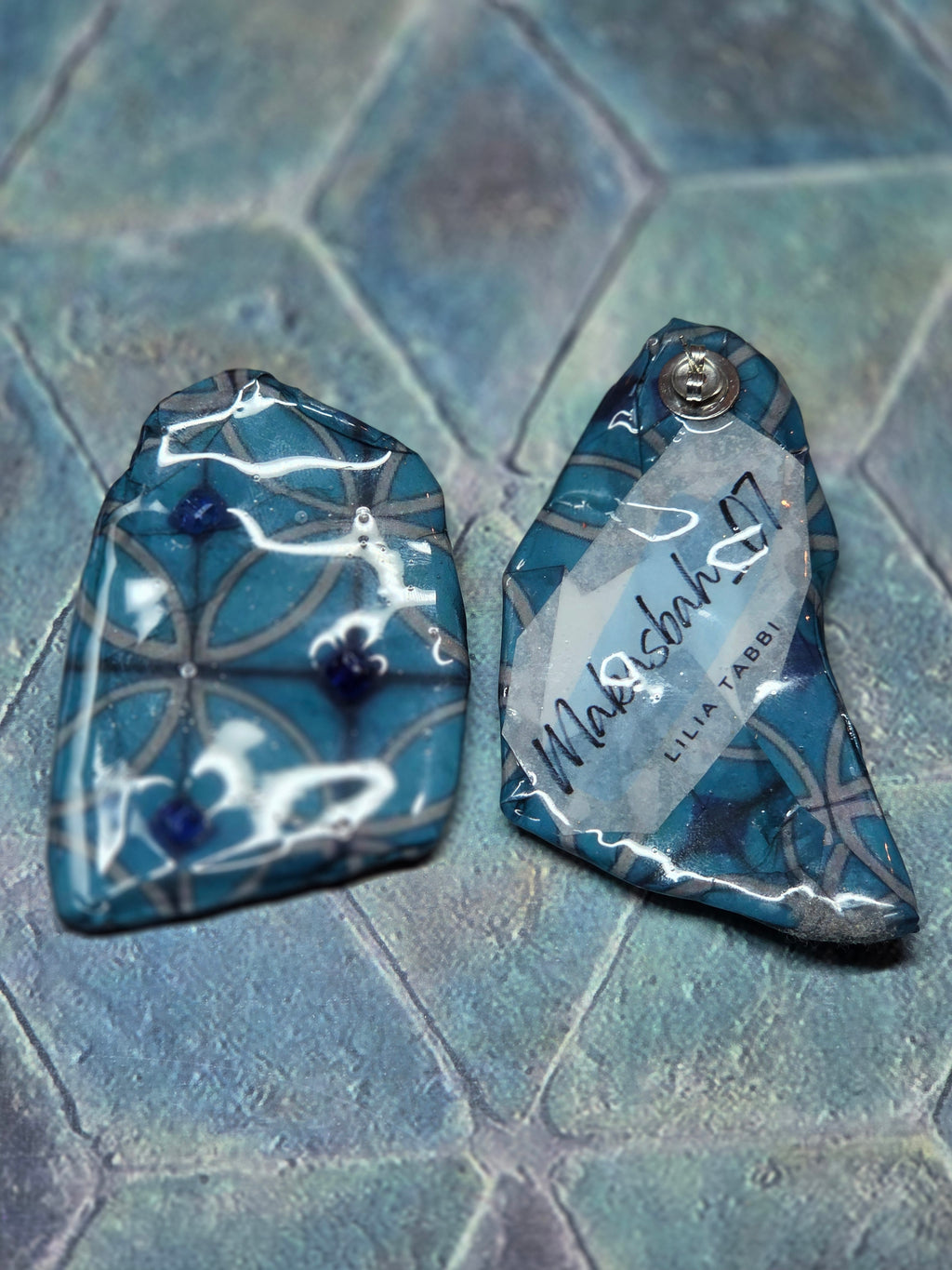 Orecchini Asimmetrici con Perline e Design Astratto