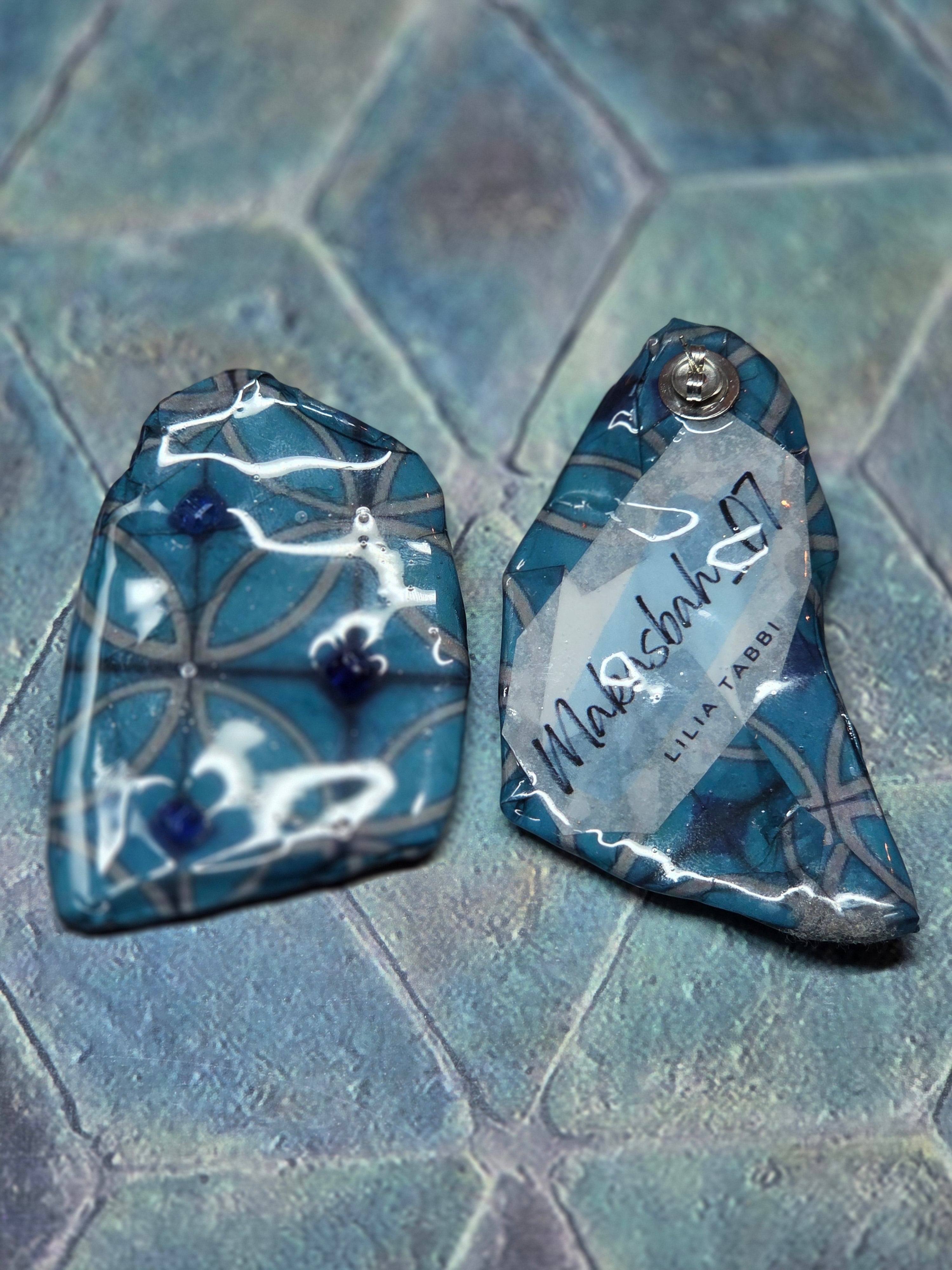 Orecchini Asimmetrici con Perline e Design Astratto