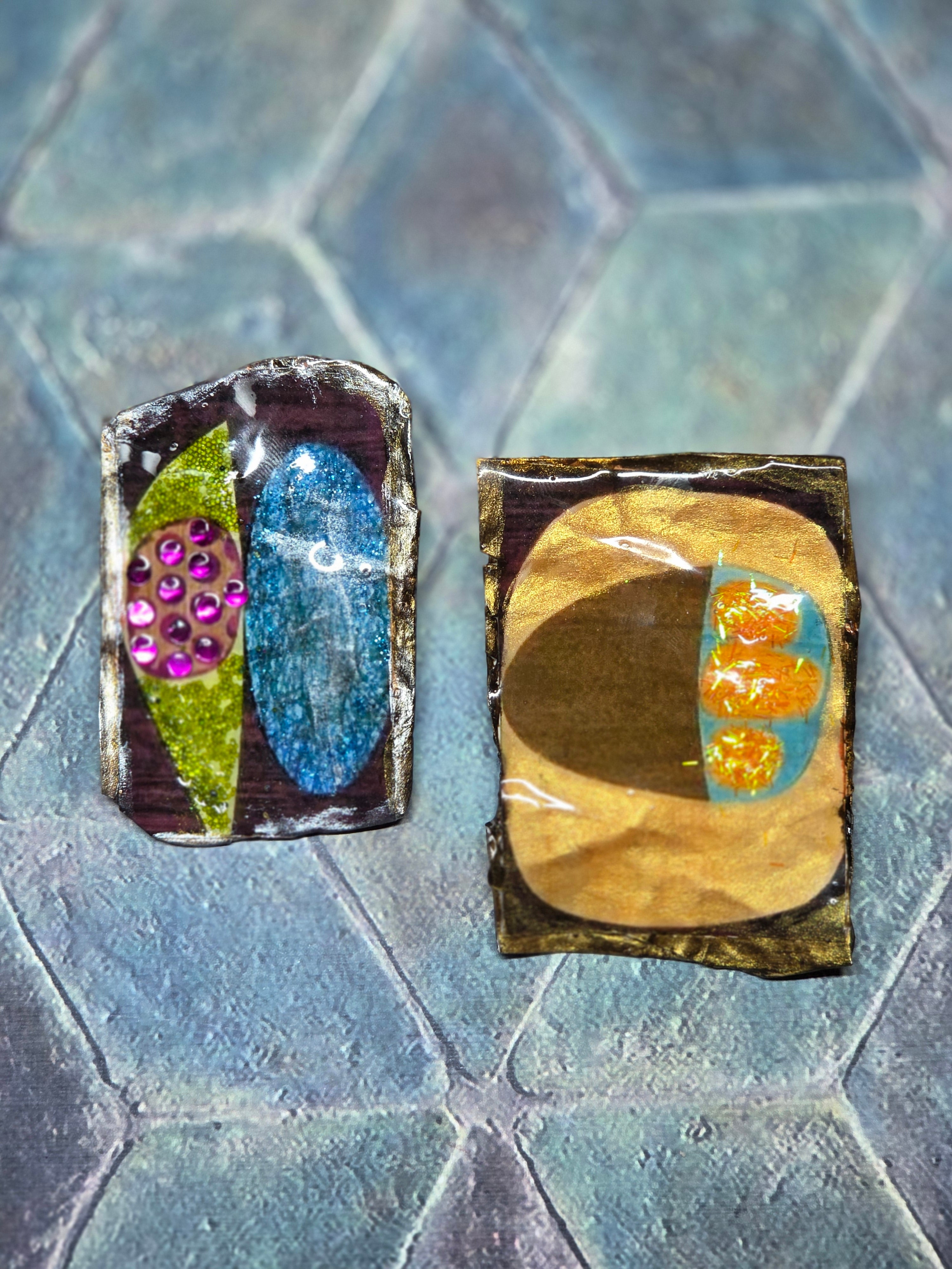 Orecchini Asimmetrici con Perline e Design Astratto