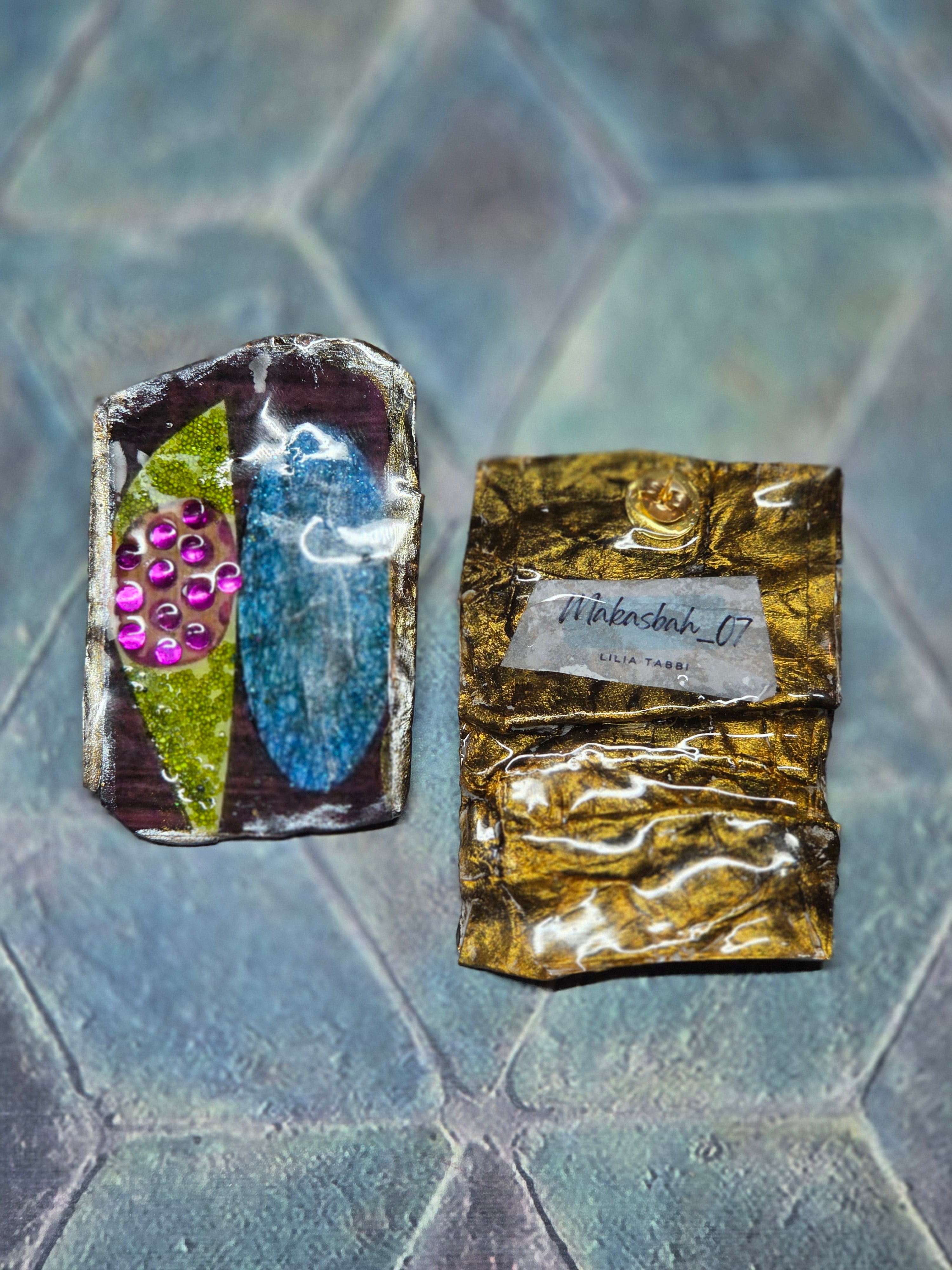 Orecchini Asimmetrici con Perline e Design Astratto