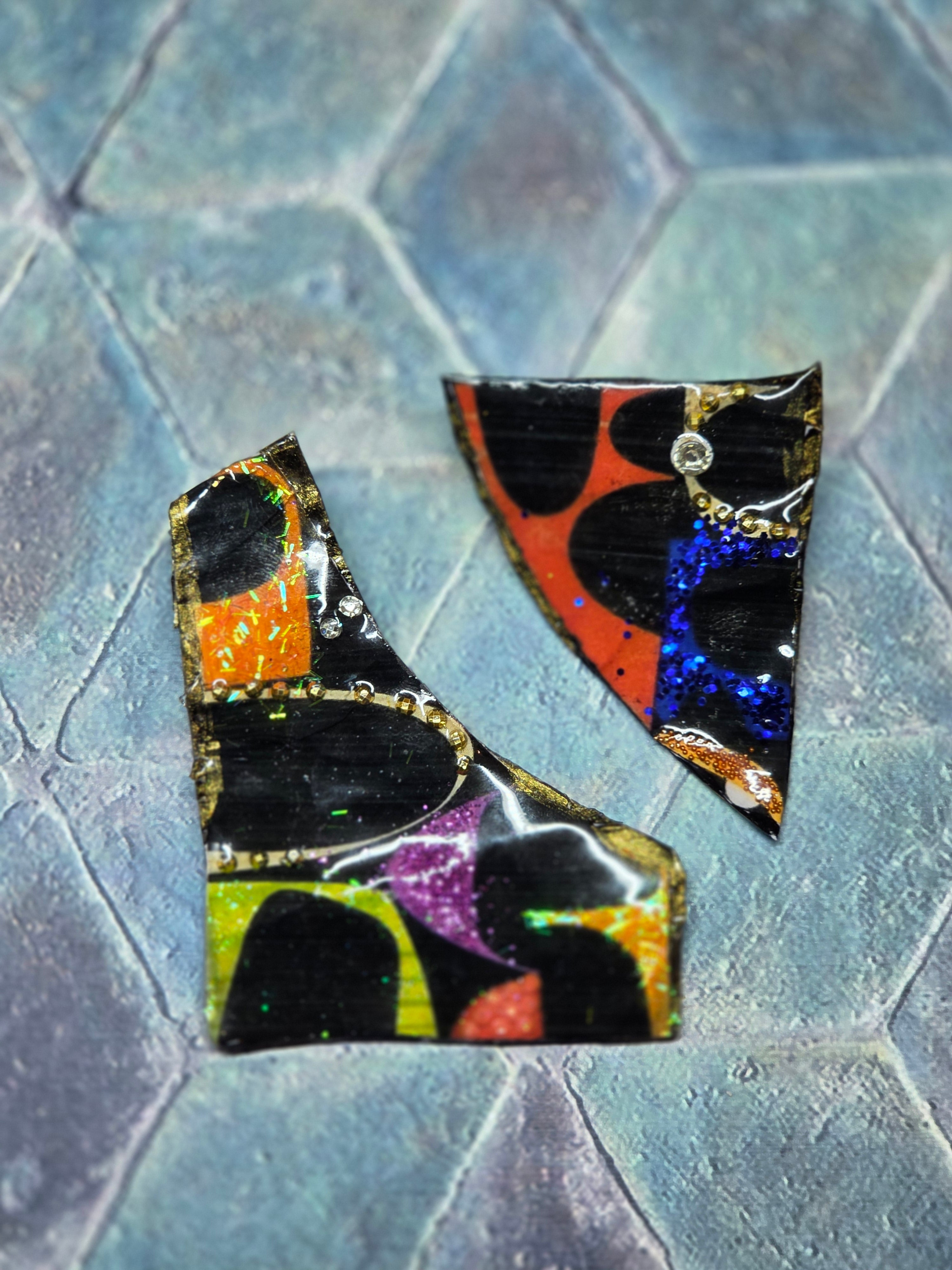 Orecchini Asimmetrici con Perline e Design Astratto