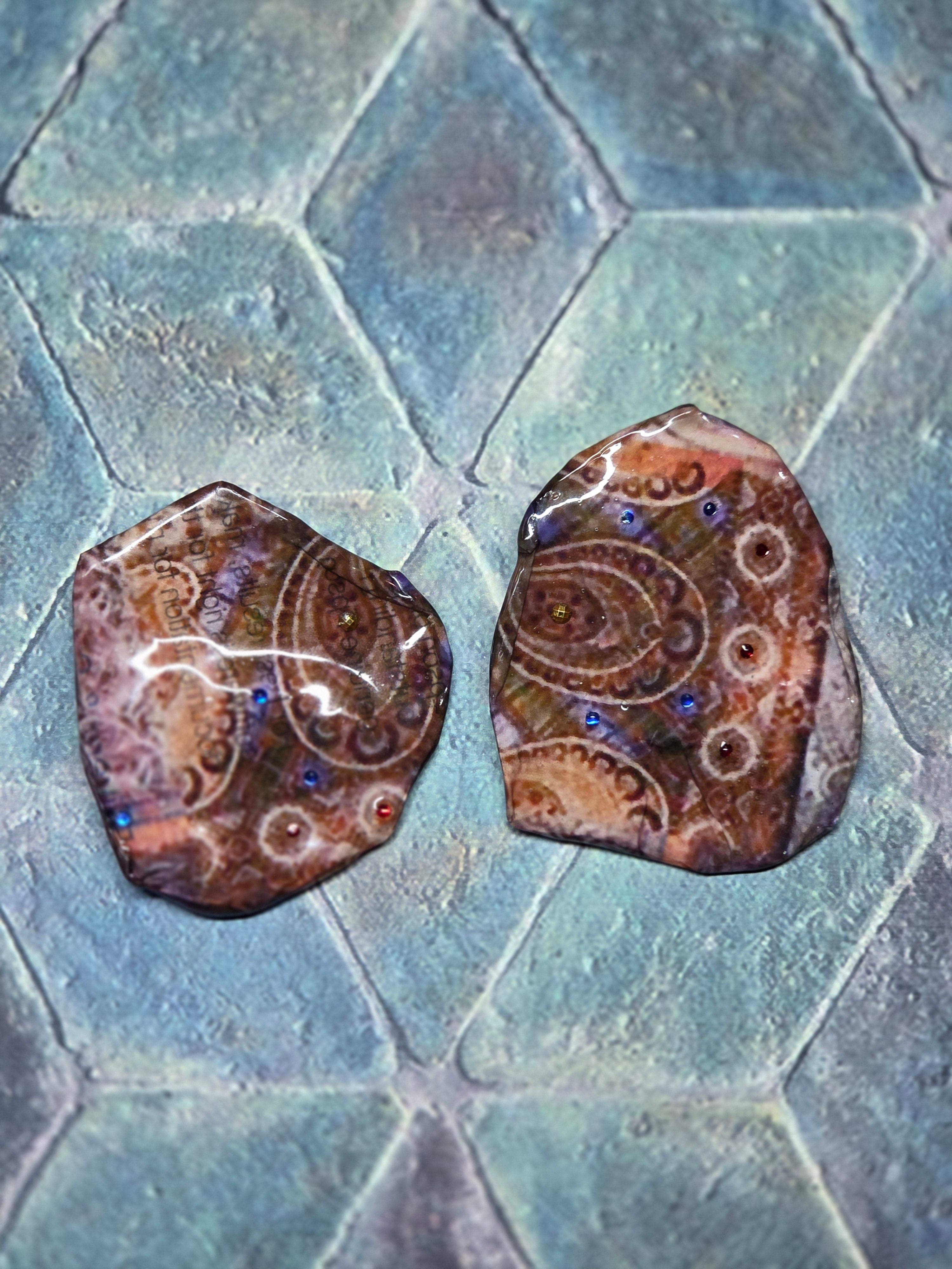 Orecchini Asimmetrici con Perline e Design Astratto