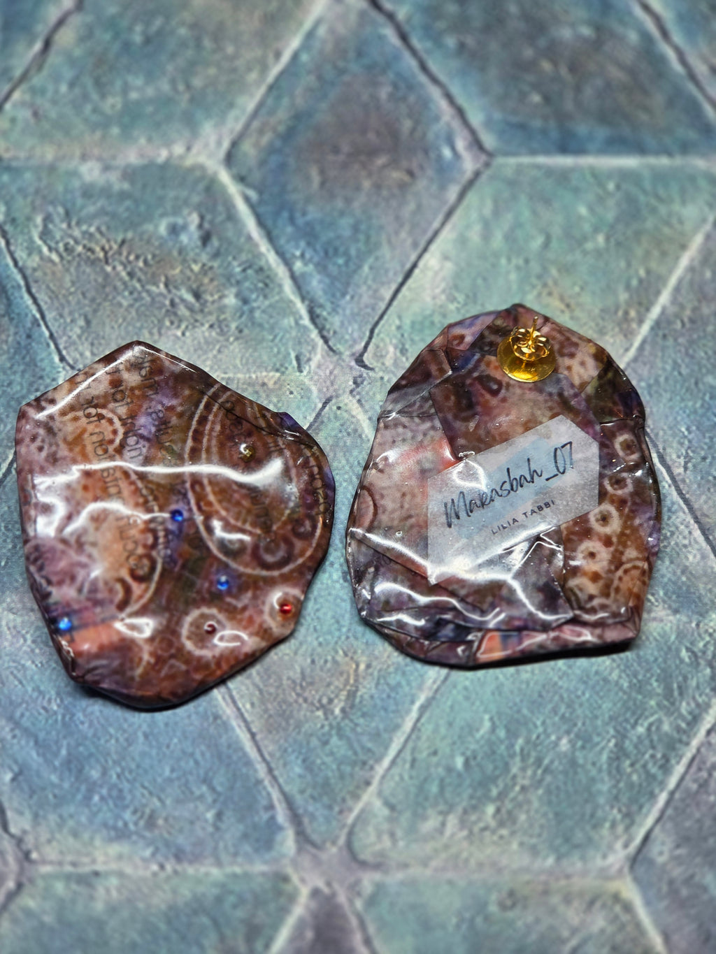 Orecchini Asimmetrici con Perline e Design Astratto