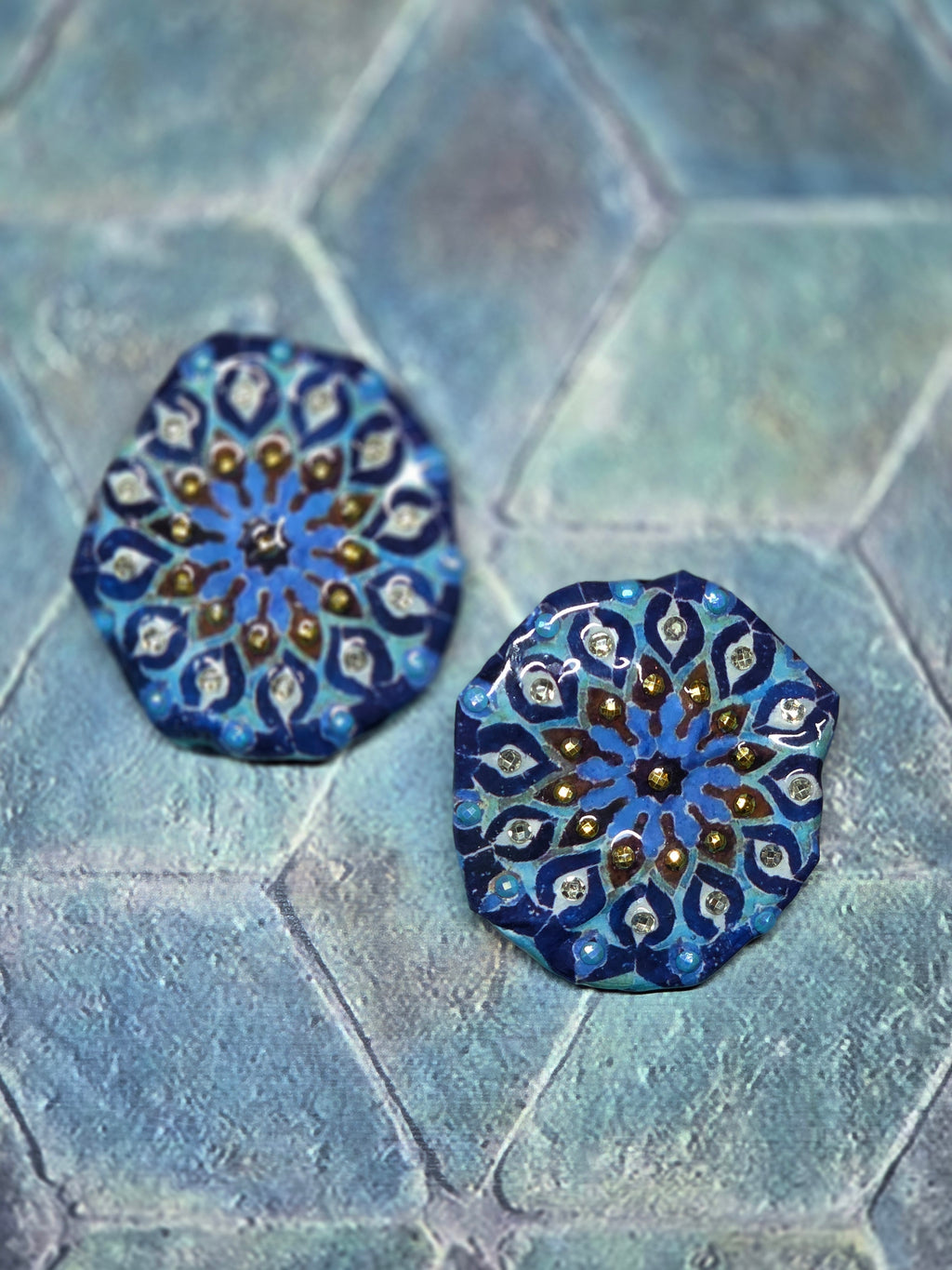 Orecchini Asimmetrici con Perline e Design Astratto