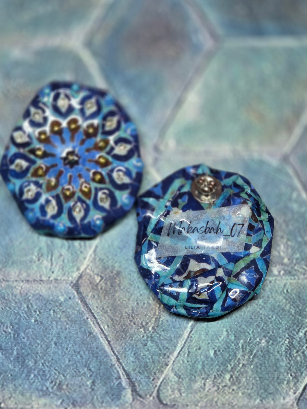 Orecchini Asimmetrici con Perline e Design Astratto