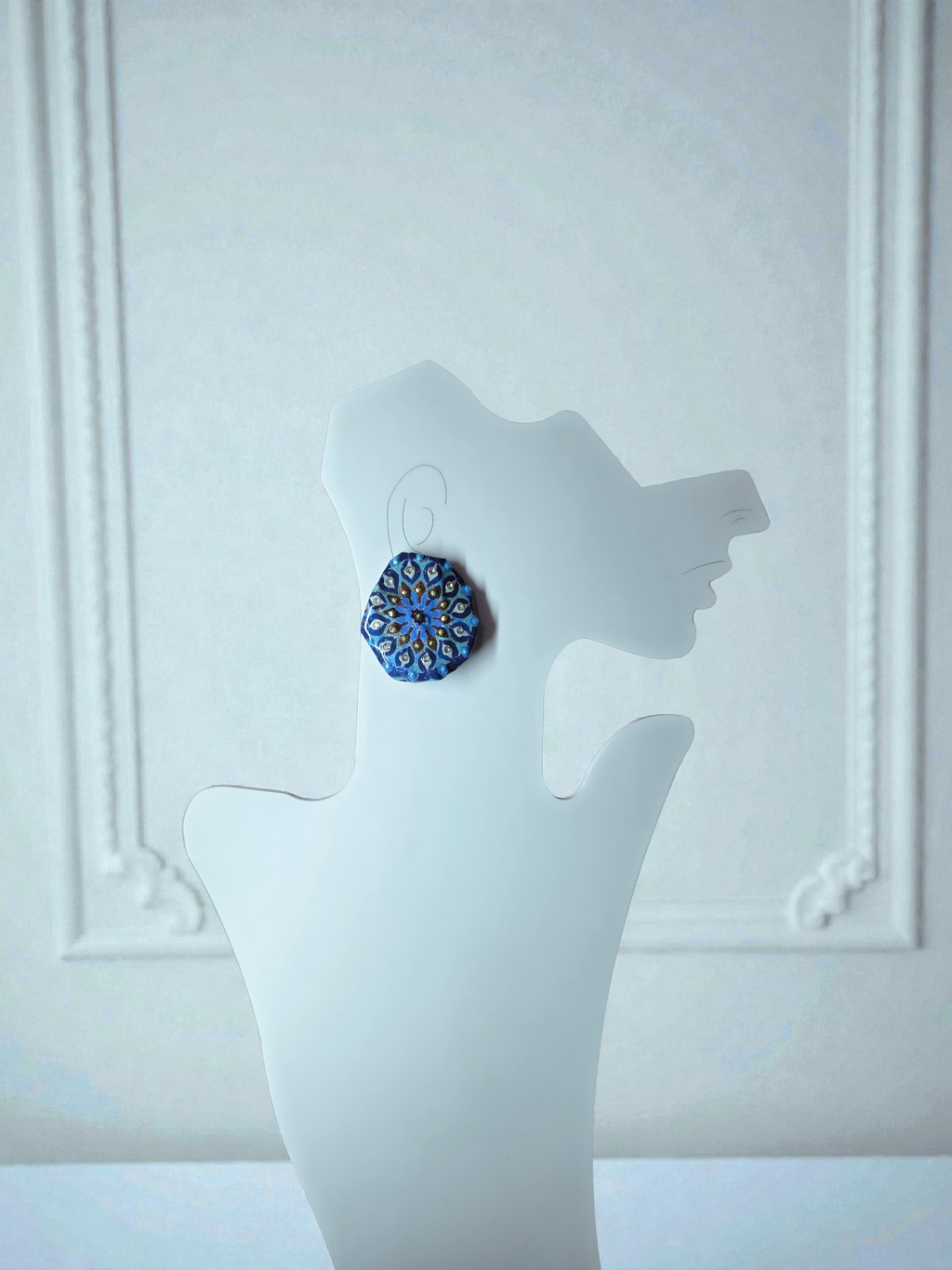 Orecchini Asimmetrici con Perline e Design Astratto