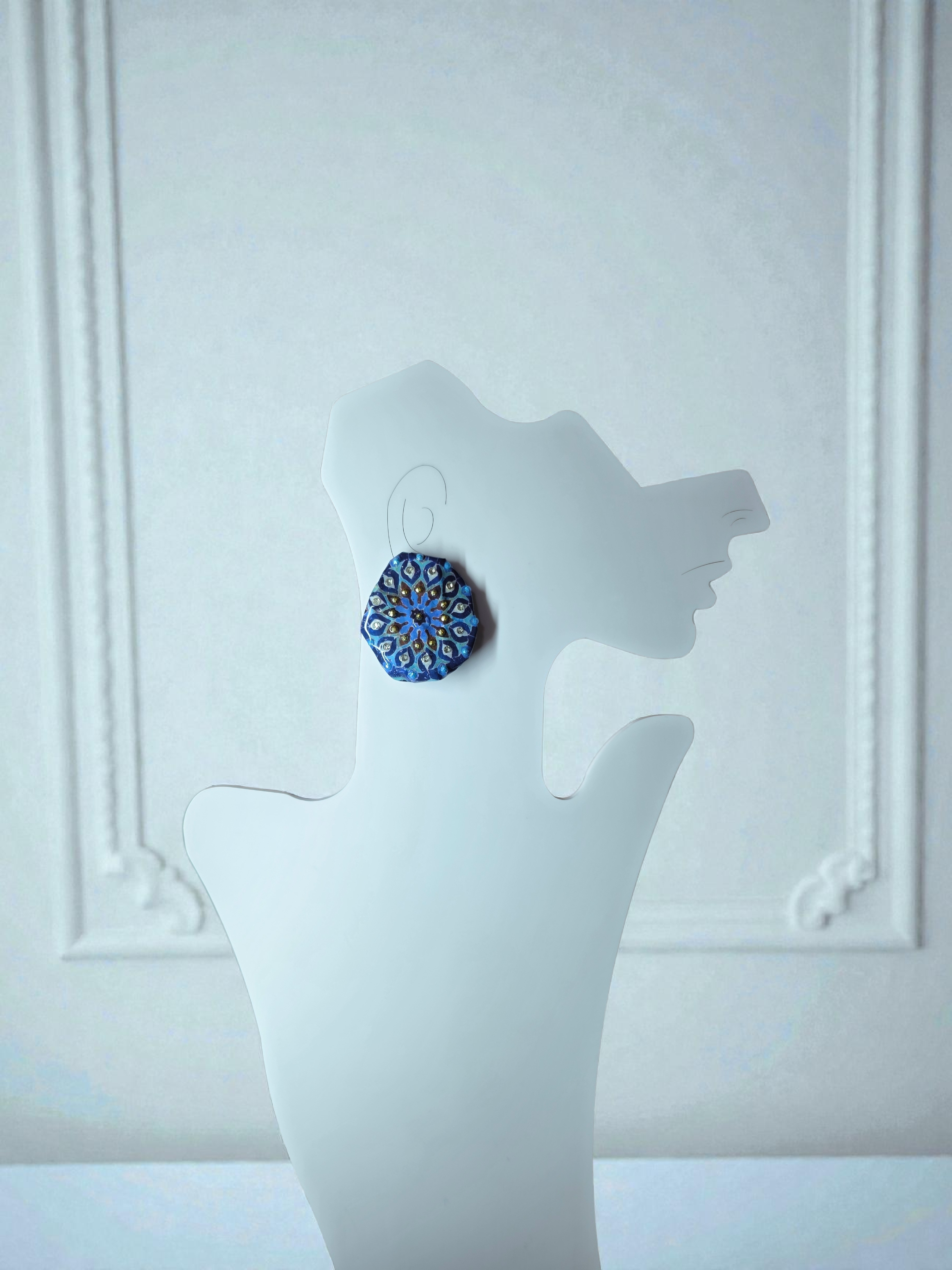 Orecchini Asimmetrici con Perline e Design Astratto