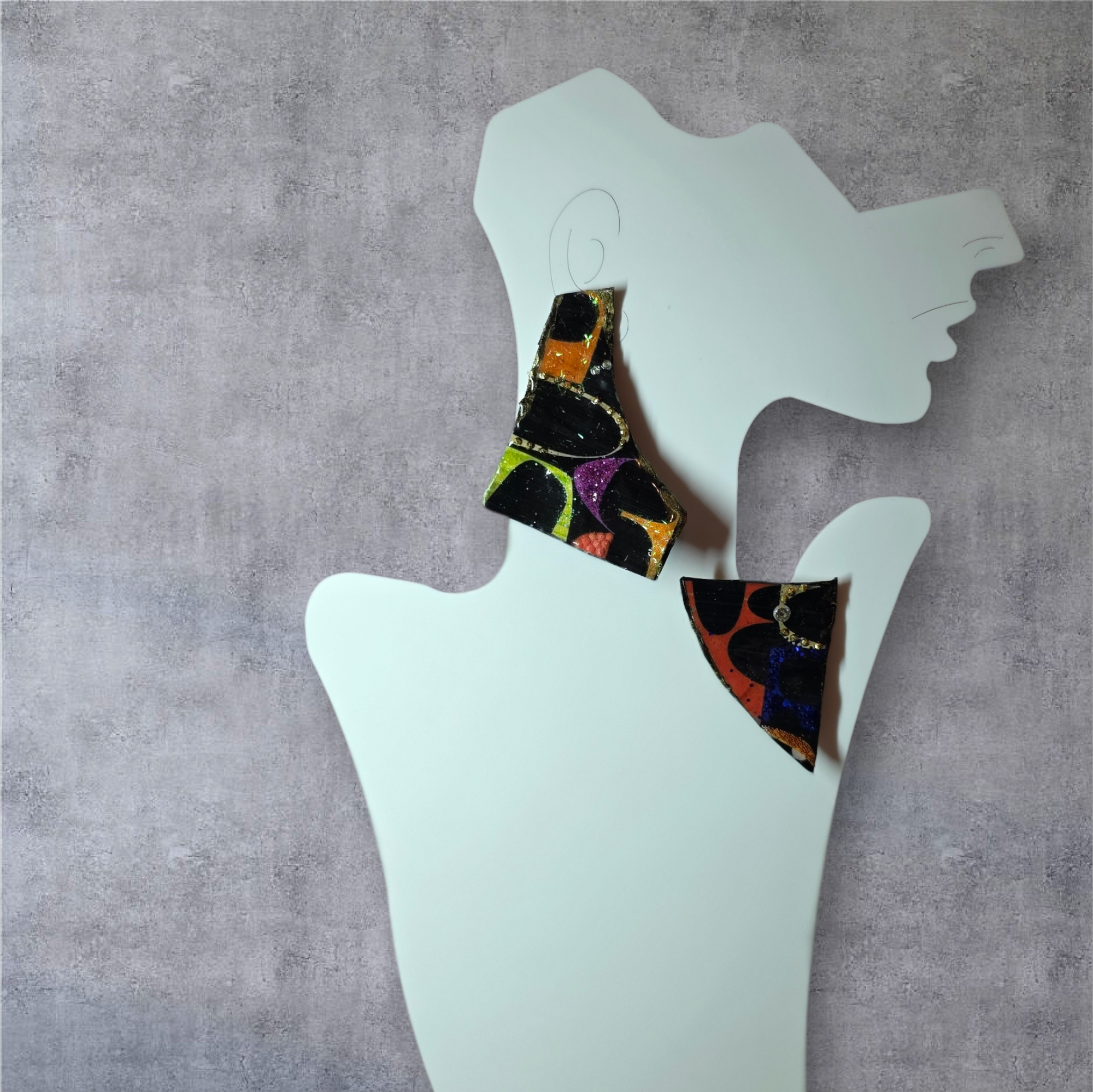 Orecchini Asimmetrici con Perline e Design Astratto