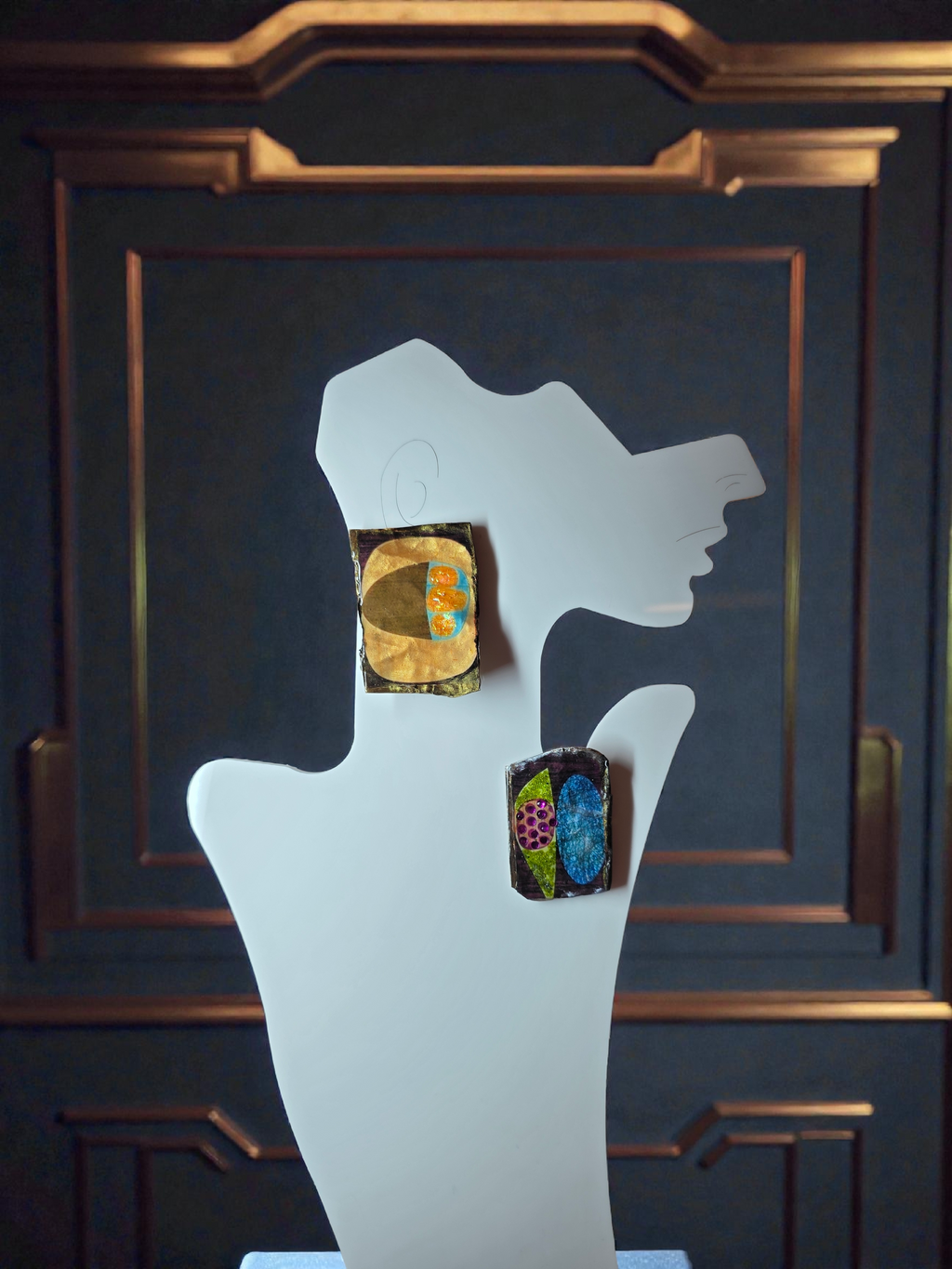 Orecchini Asimmetrici con Perline e Design Astratto