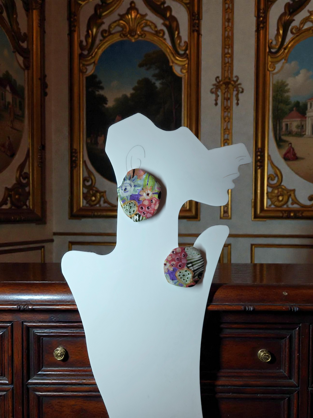 Orecchini Asimmetrici con Perline e Design Astratto