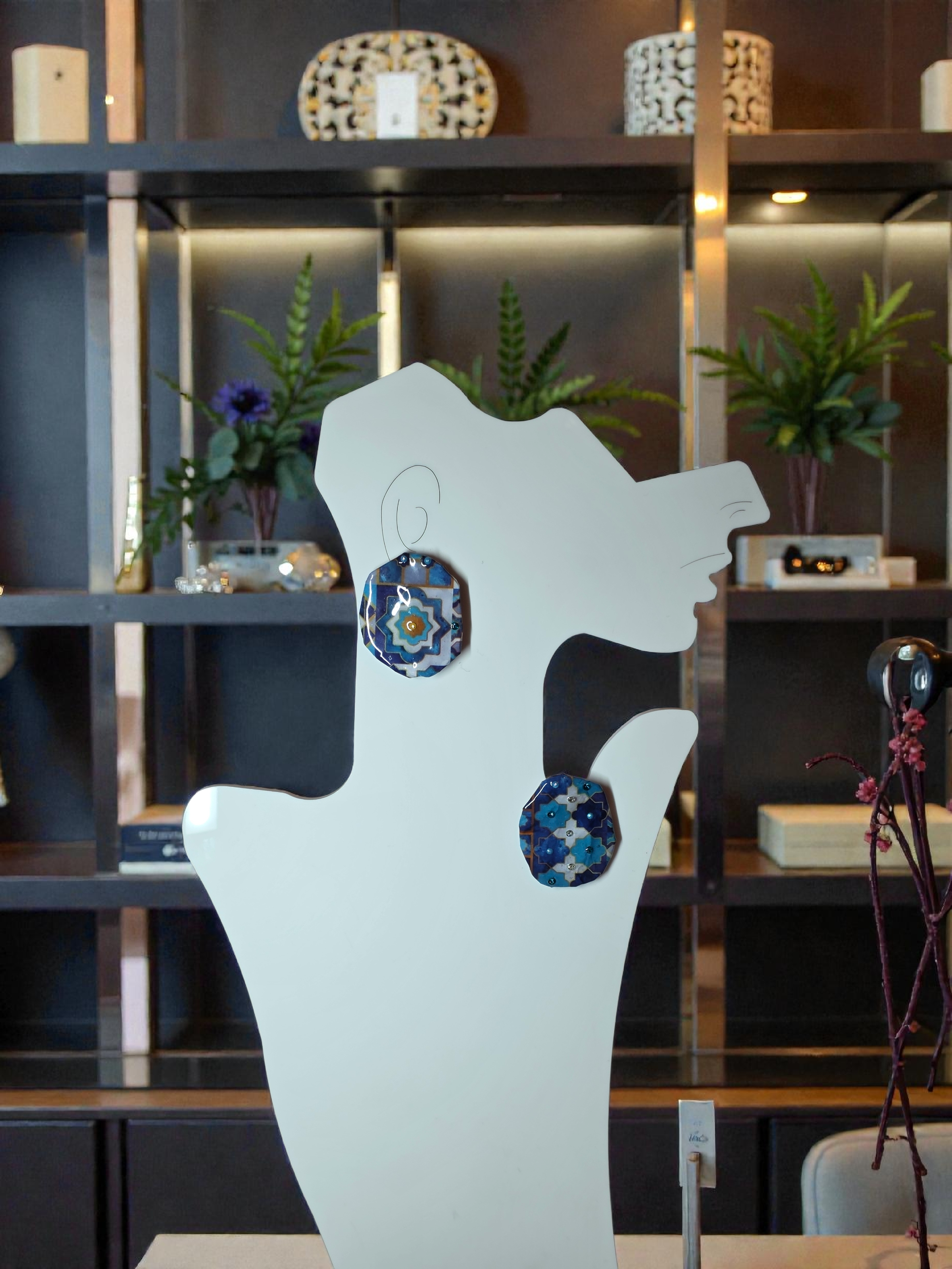 Orecchini Asimmetrici con Perline e Design Astratto