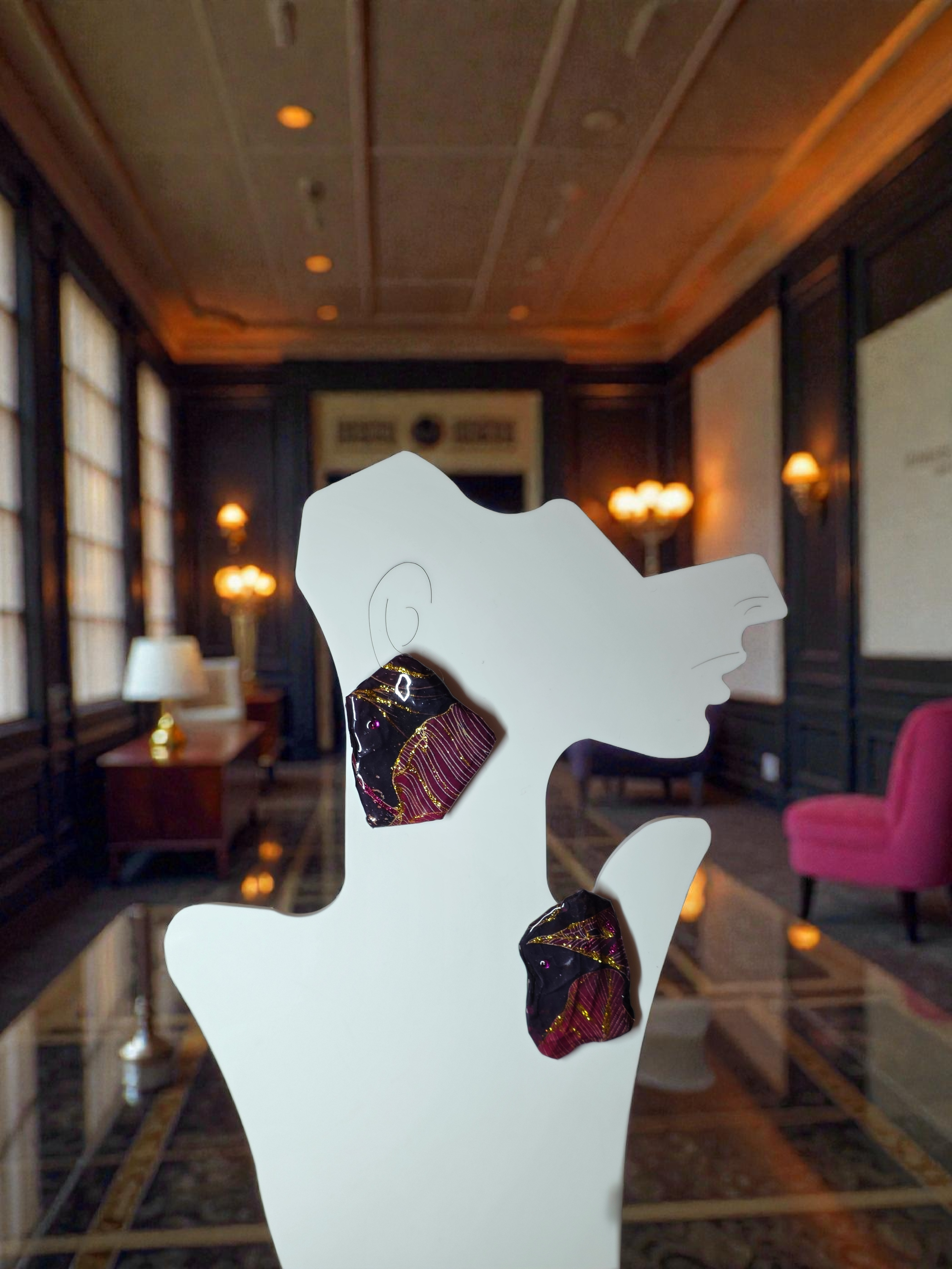 Orecchini Asimmetrici con Perline e Design Astratto