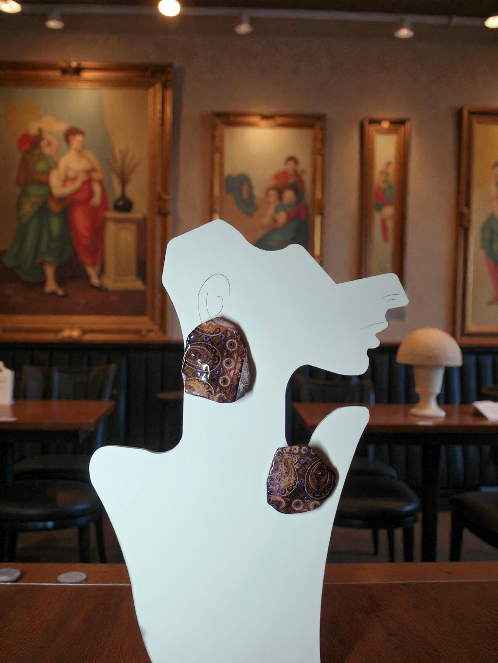 Orecchini Asimmetrici con Perline e Design Astratto