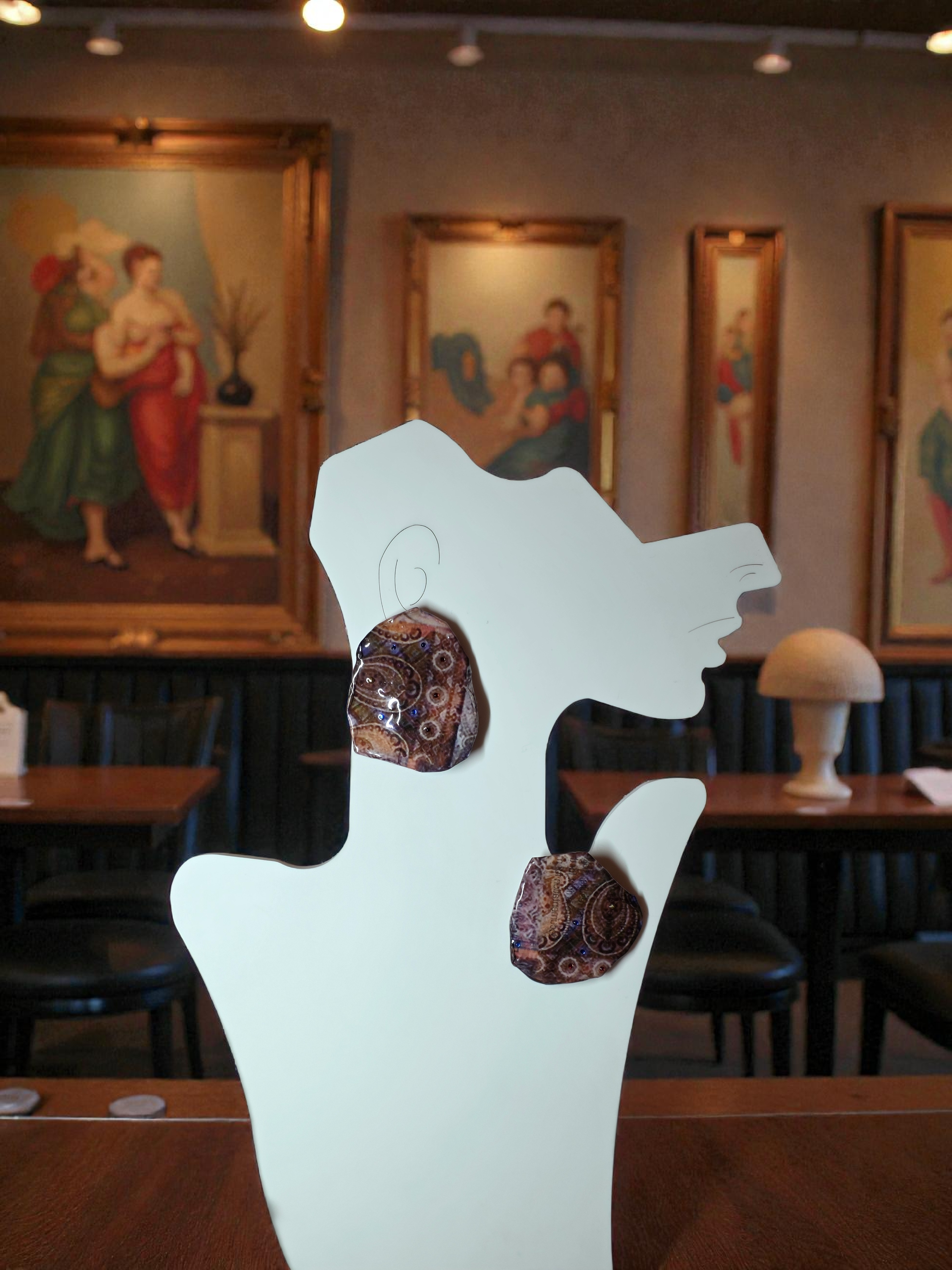 Orecchini Asimmetrici con Perline e Design Astratto