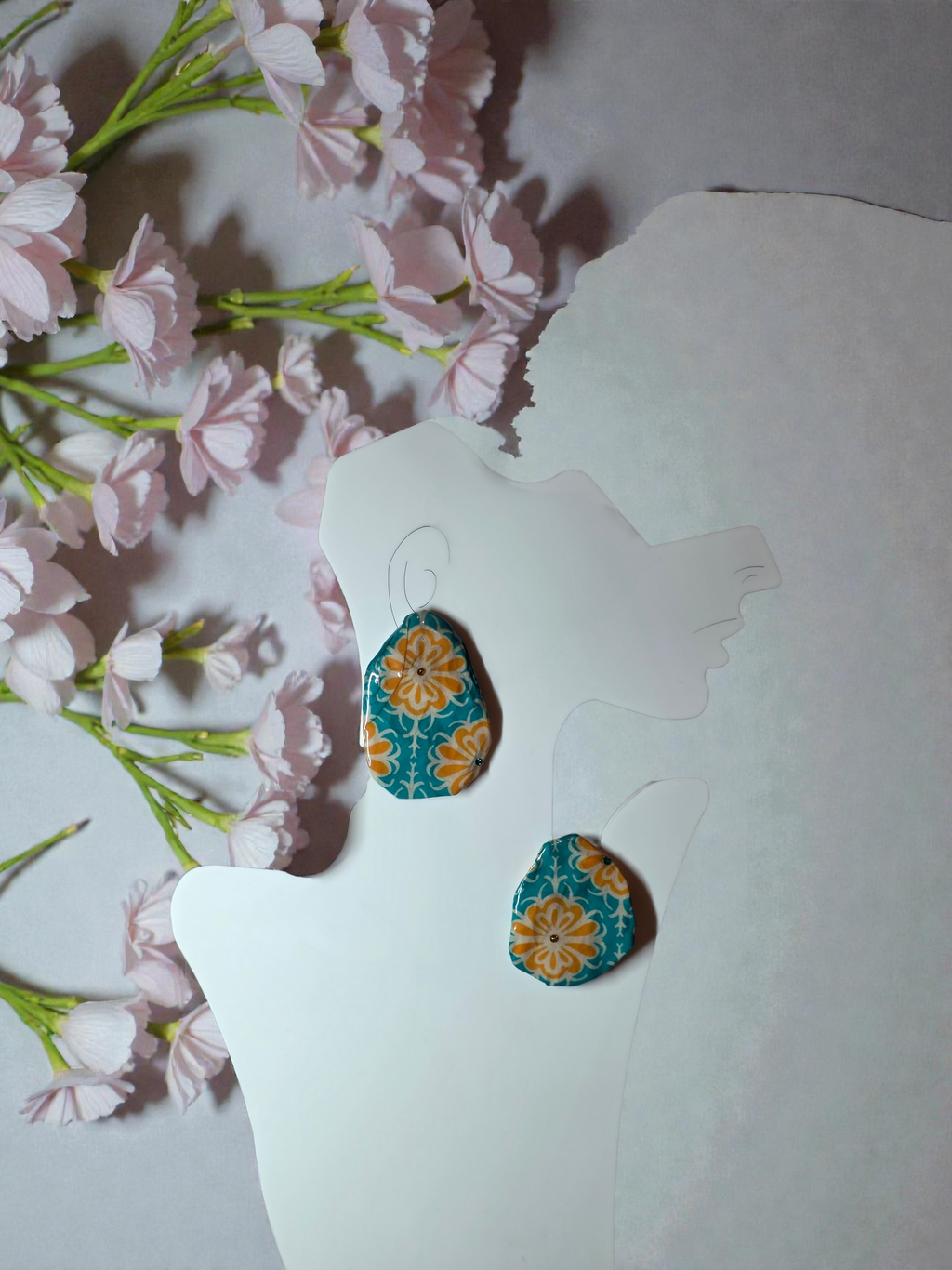 Orecchini Asimmetrici con Perline e Design Astratto