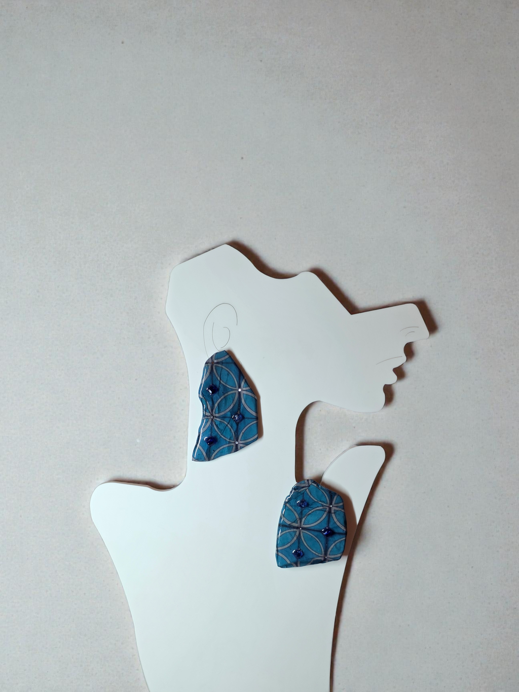 Orecchini Asimmetrici con Perline e Design Astratto