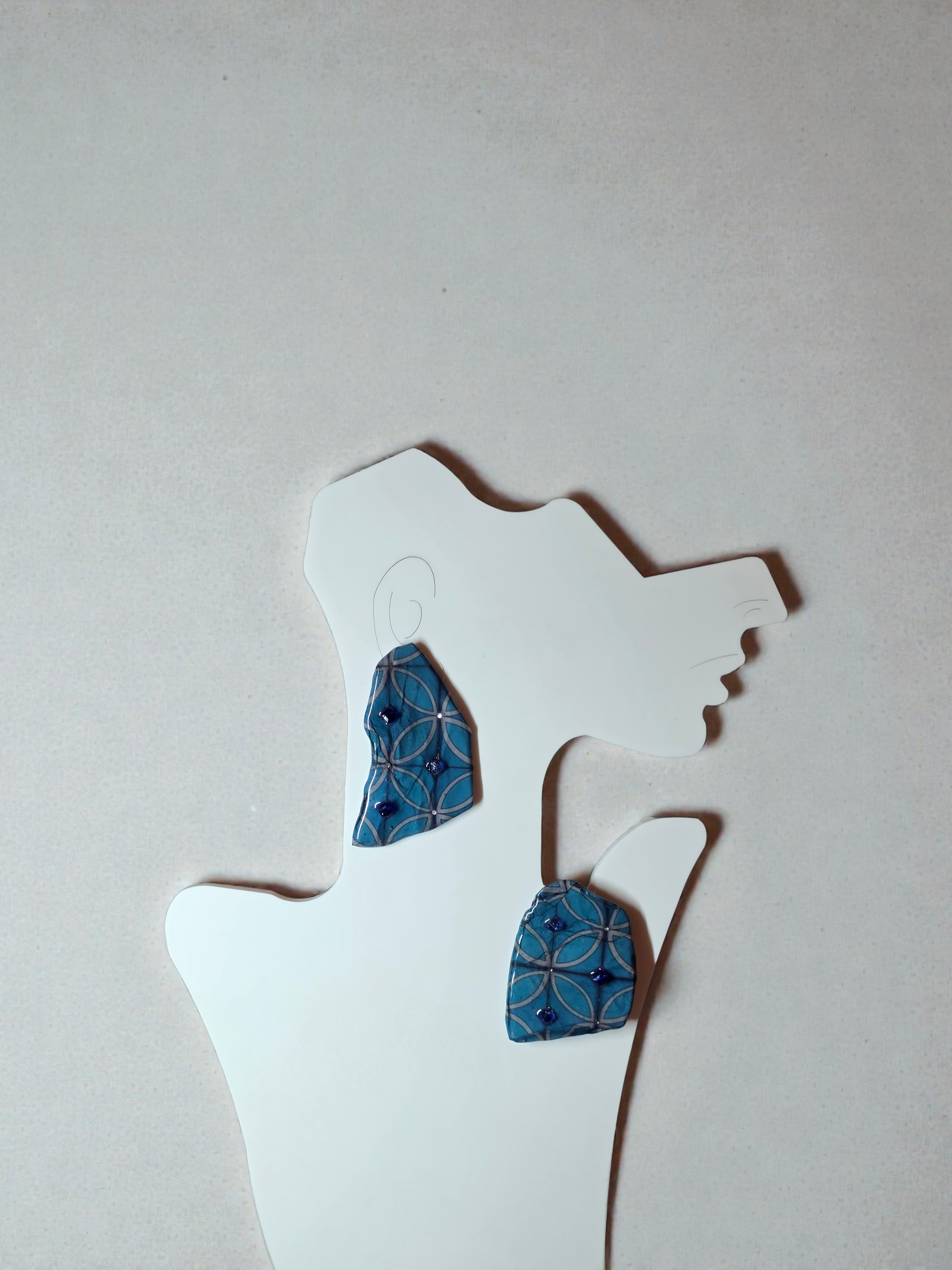 Orecchini Asimmetrici con Perline e Design Astratto