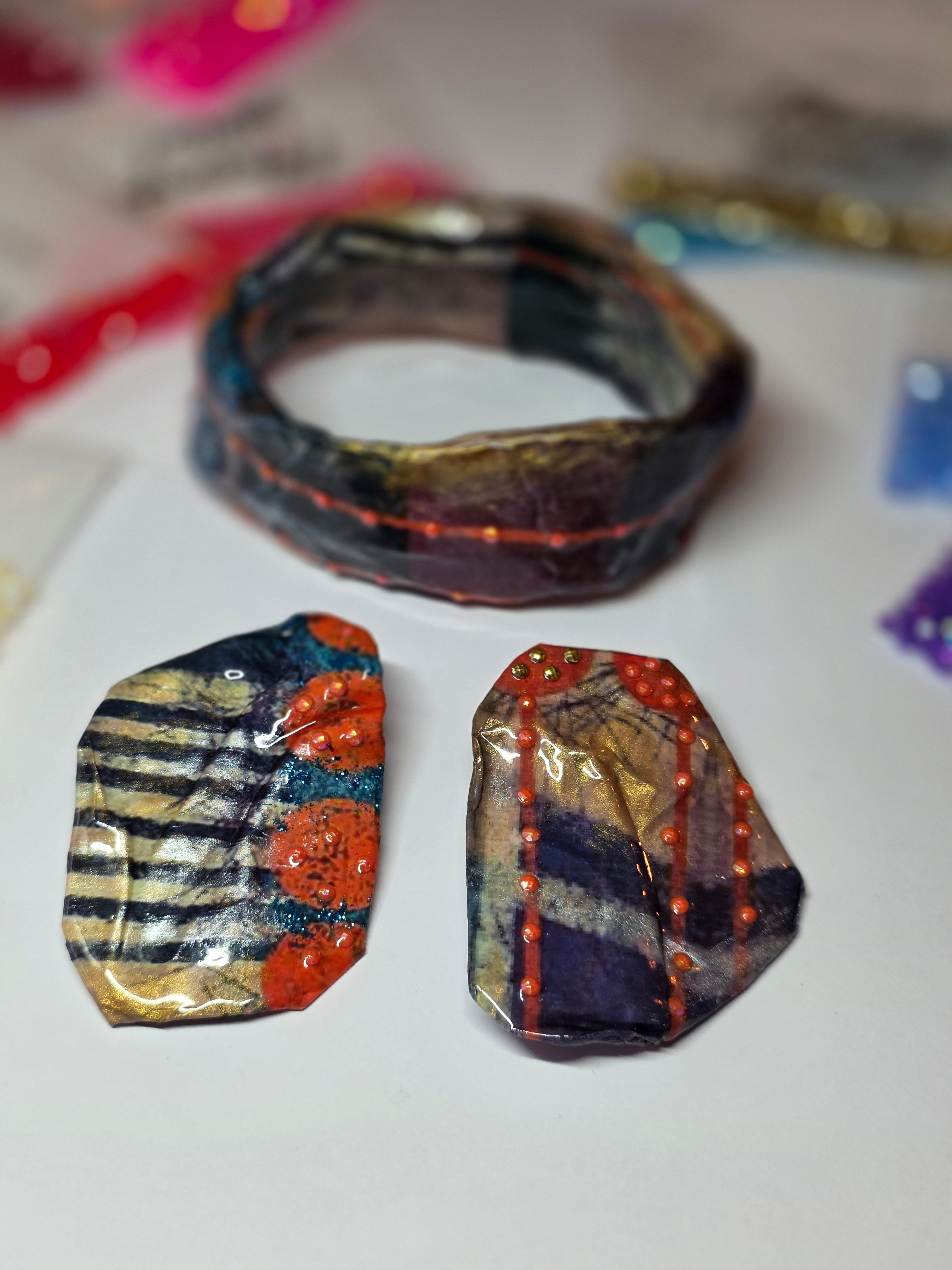 Orecchini Asimmetrici con Perline e Design Astratto