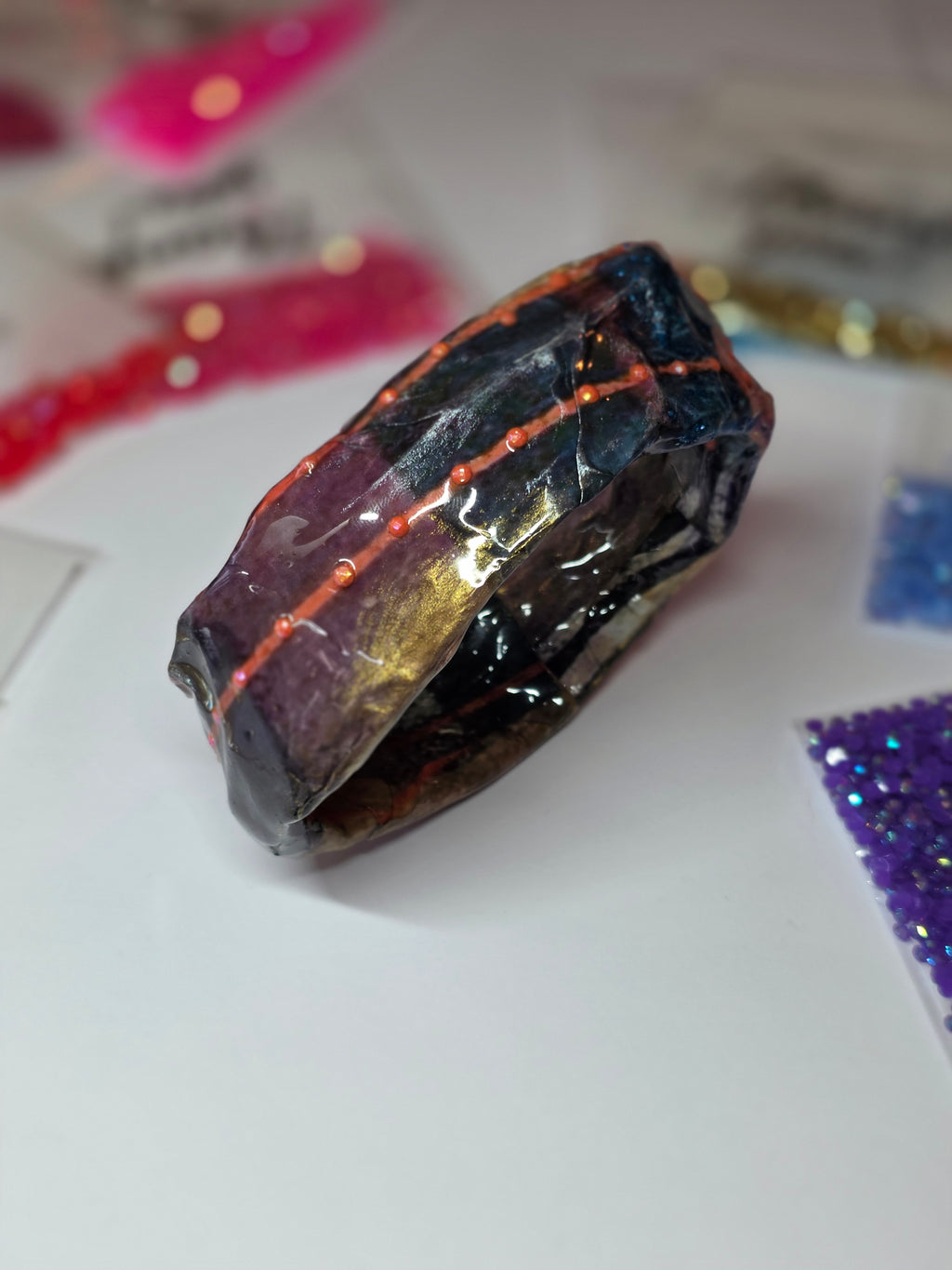 Bracelets modernes et asymétriques pour un style affirmé